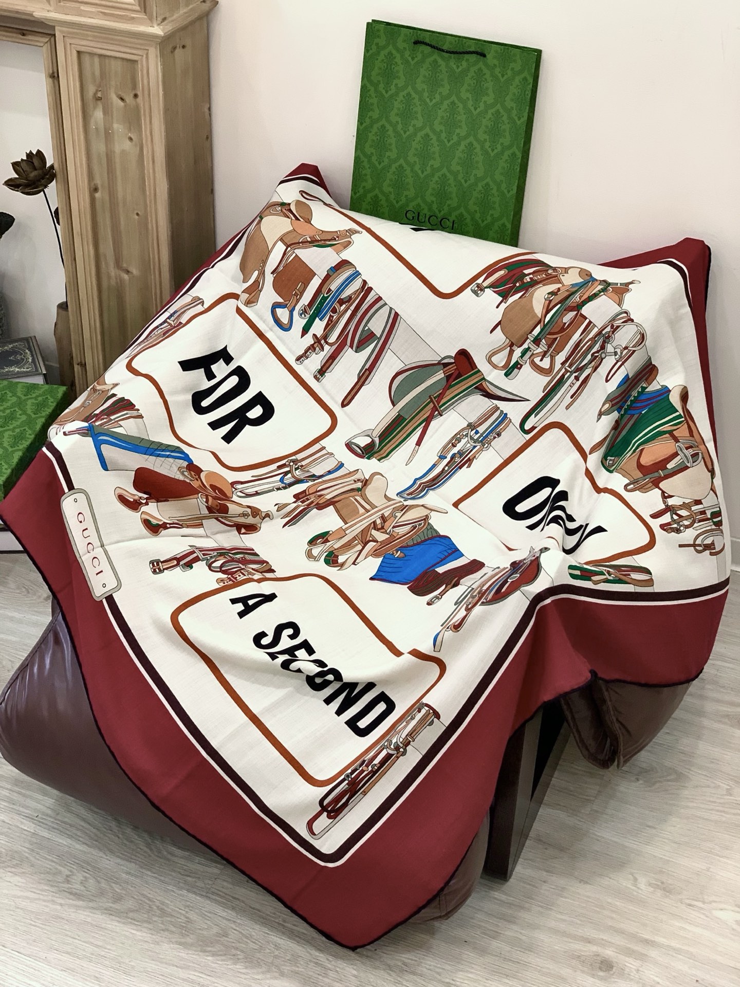 💟Gucci~140双面丝毛披肩马鞍细节和骑马图案以精致色调匠心呈献，意在向品牌与马术世界的深厚渊源致敬