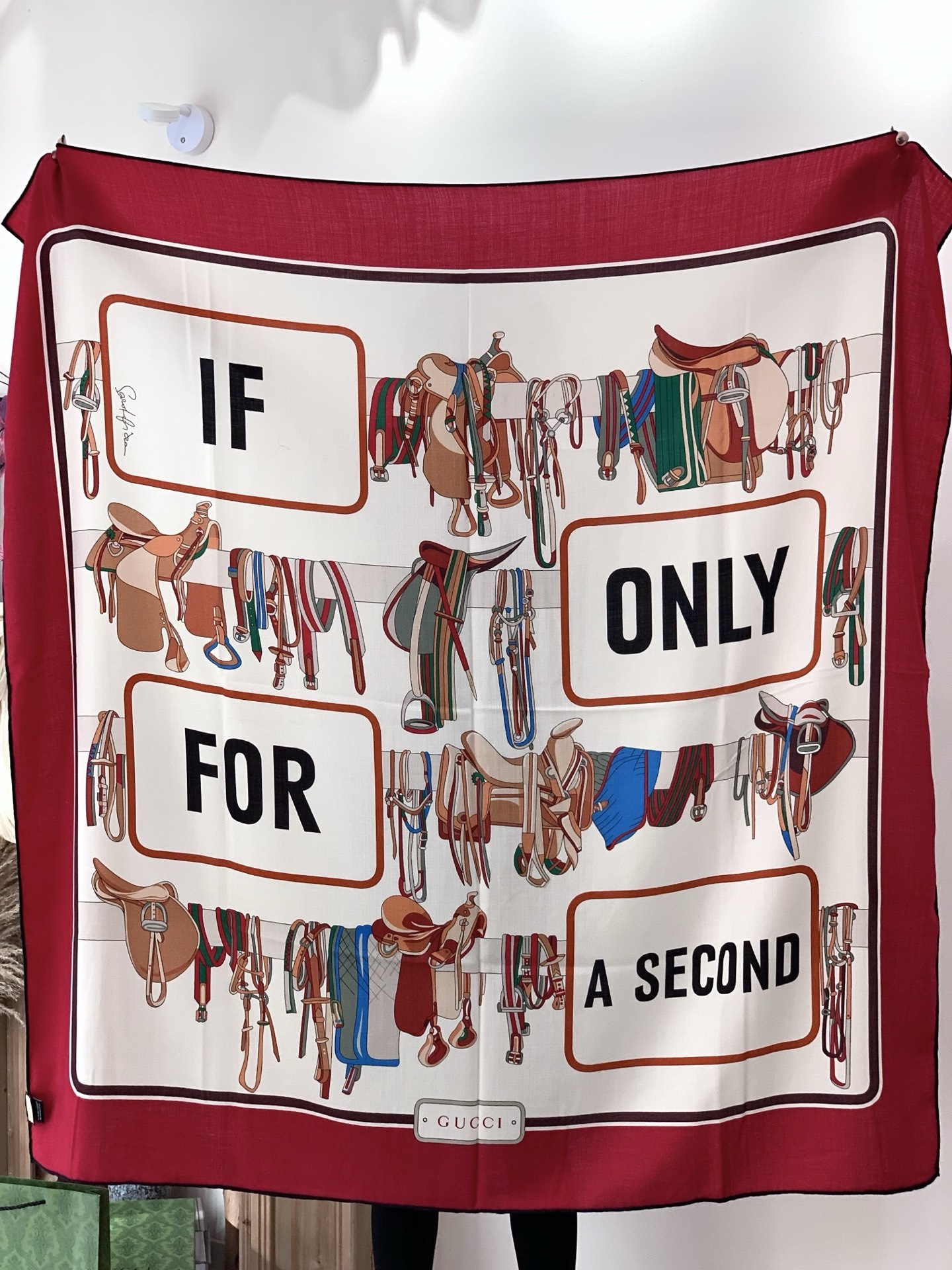 💟Gucci~140双面丝毛披肩马鞍细节和骑马图案以精致色调匠心呈献，意在向品牌与马术世界的深厚渊源致敬