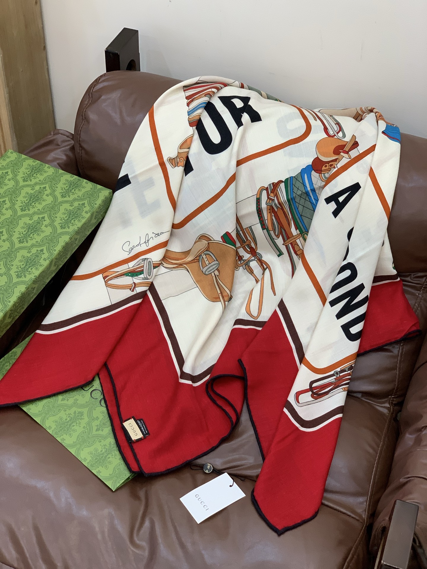 💟Gucci~140双面丝毛披肩马鞍细节和骑马图案以精致色调匠心呈献，意在向品牌与马术世界的深厚渊源致敬