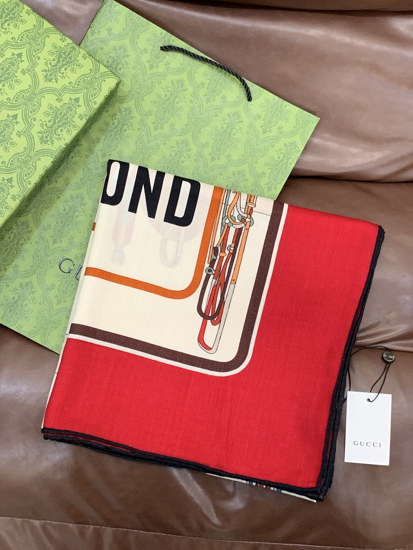 💟Gucci~140双面丝毛披肩马鞍细节和骑马图案以精致色调匠心呈献，意在向品牌与马术世界的深厚渊源致敬