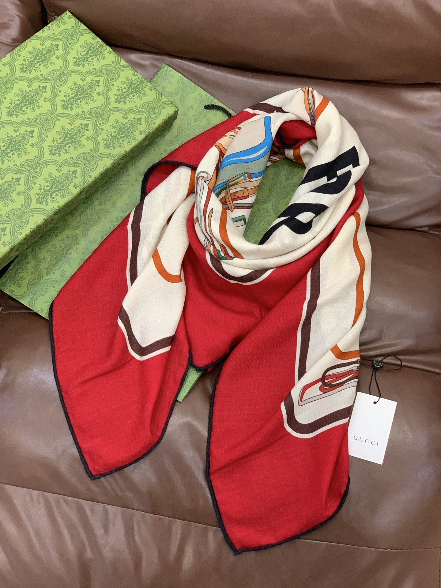 💟Gucci~140双面丝毛披肩马鞍细节和骑马图案以精致色调匠心呈献，意在向品牌与马术世界的深厚渊源致敬