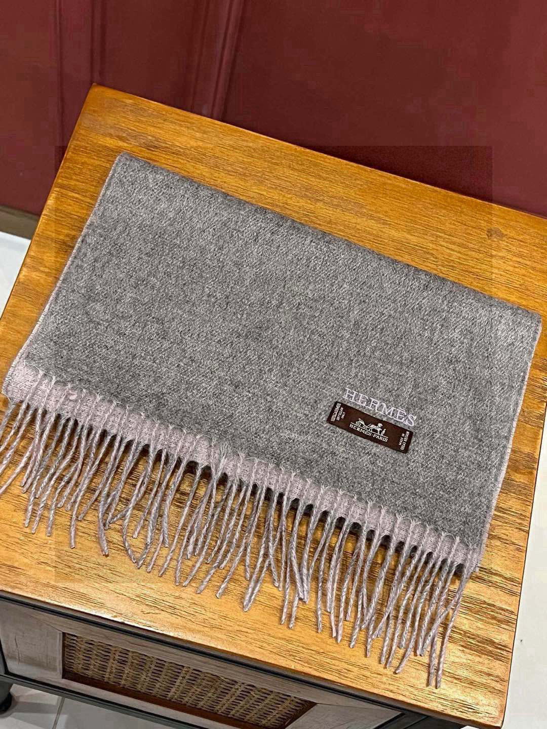 HERMFS【爱马仕】巴黎时装展双面羊绒围巾！采用蒙古高原细羊绒！手感满满地都是细腻的绒毛！这个价格绝对