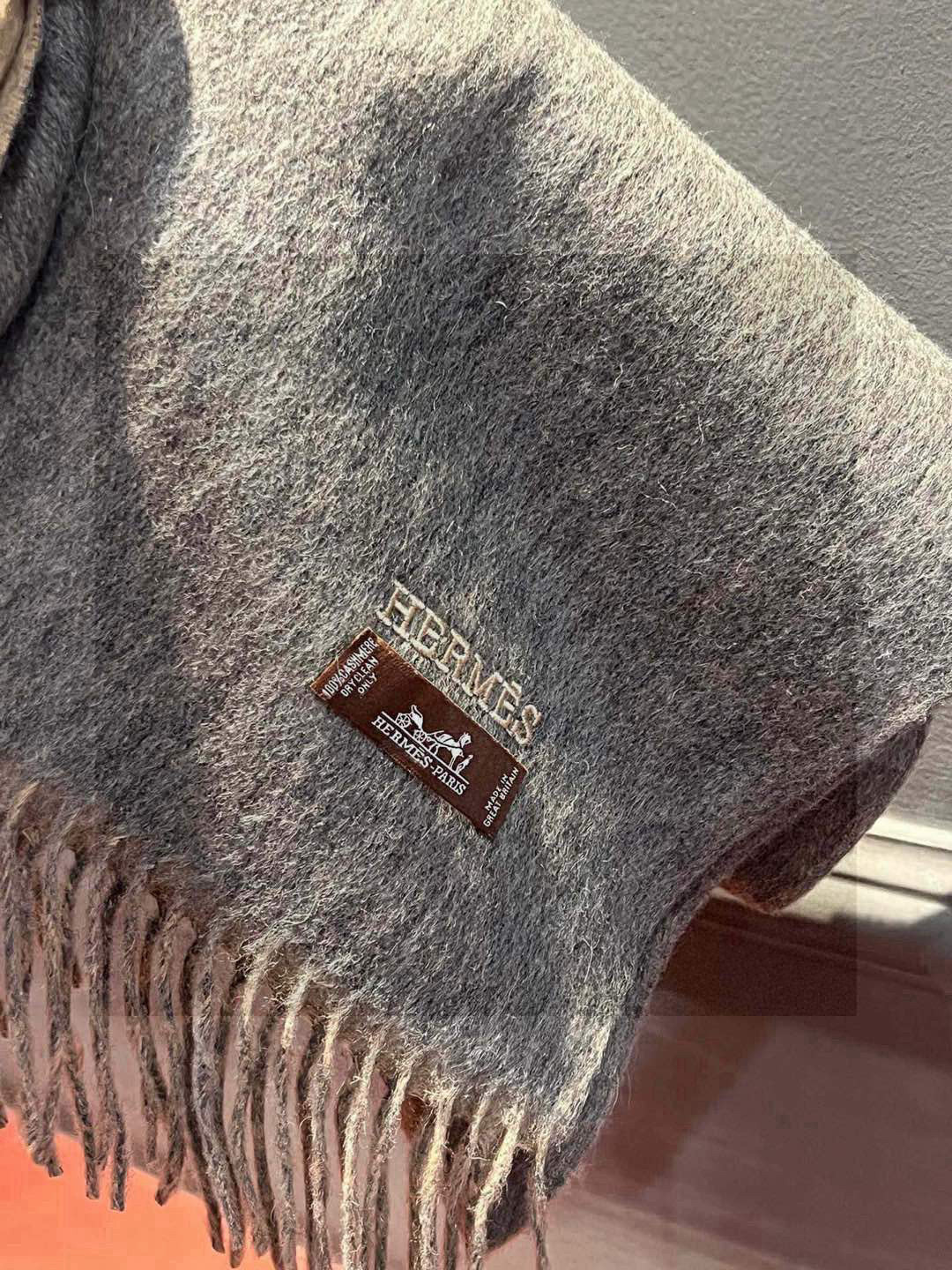 HERMFS【爱马仕】巴黎时装展双面羊绒围巾！采用蒙古高原细羊绒！手感满满地都是细腻的绒毛！这个价格绝对