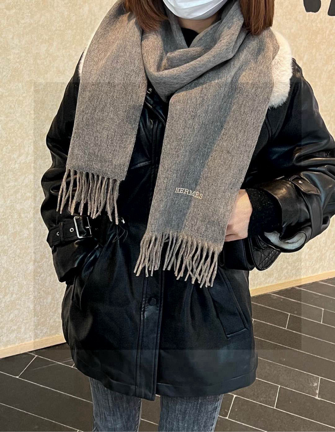 HERMFS【爱马仕】巴黎时装展双面羊绒围巾！采用蒙古高原细羊绒！手感满满地都是细腻的绒毛！这个价格绝对