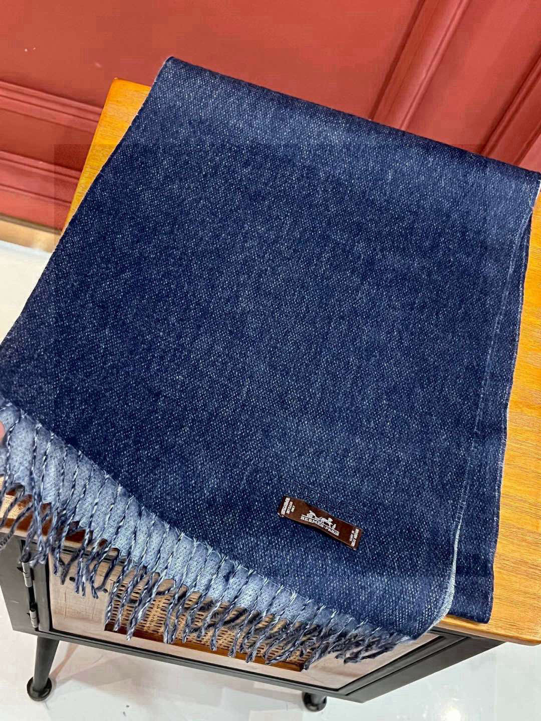 HERMFS【爱马仕】巴黎时装展双面羊绒围巾！采用蒙古高原细羊绒！手感满满地都是细腻的绒毛！这个价格绝对