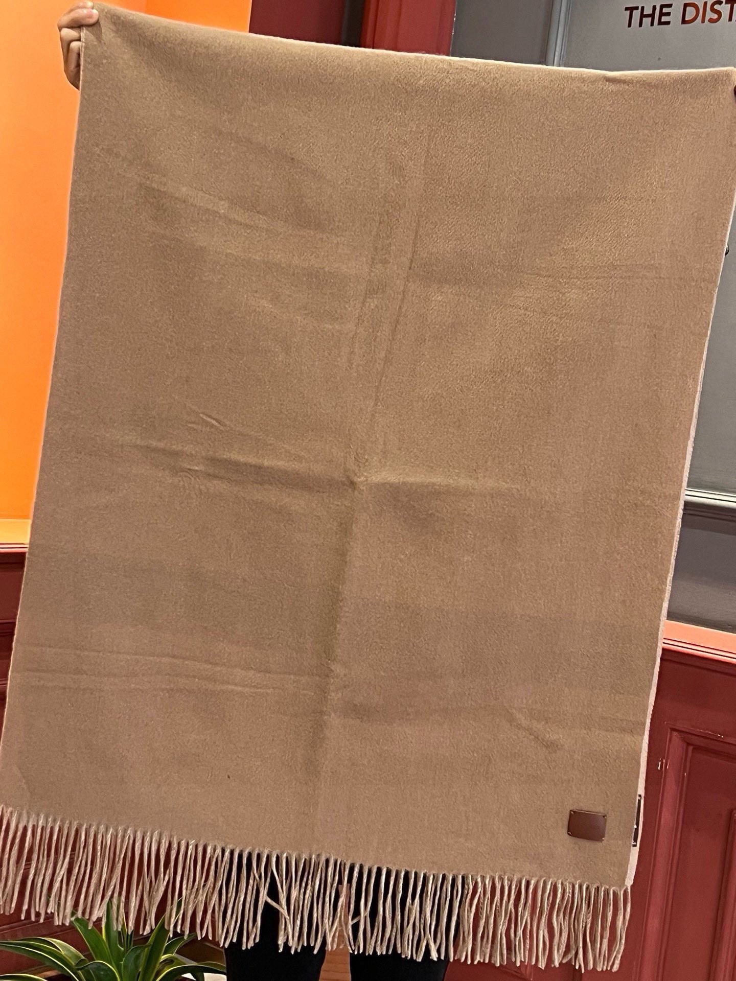 爱马仕👍巴黎时装展商务男士女士通用双面羊绒披肩🔥代工厂臻选上乘的超细羊绒纤维 进行纯手工精梳处理 耗时耗