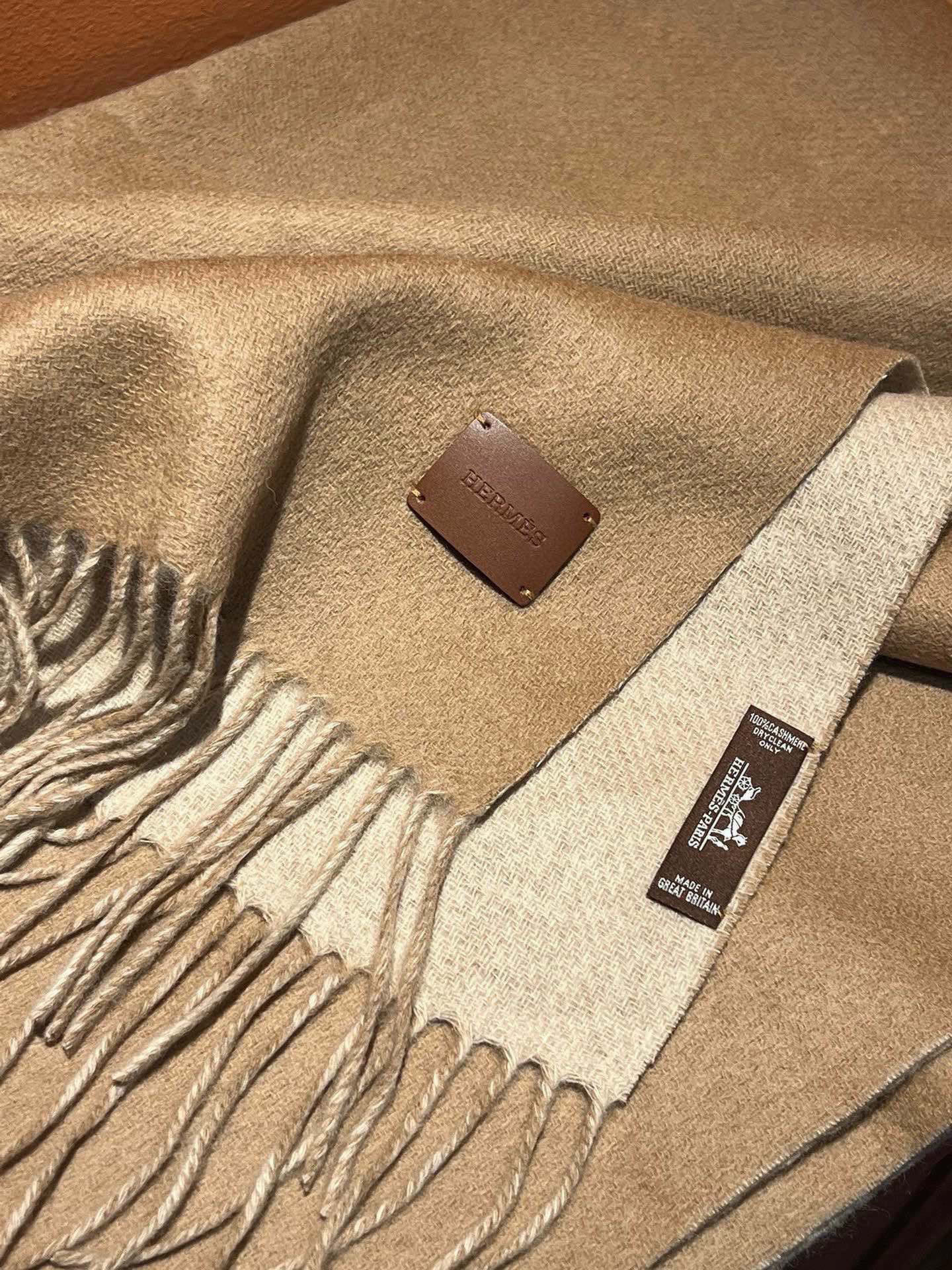 爱马仕👍巴黎时装展商务男士女士通用双面羊绒披肩🔥代工厂臻选上乘的超细羊绒纤维 进行纯手工精梳处理 耗时耗