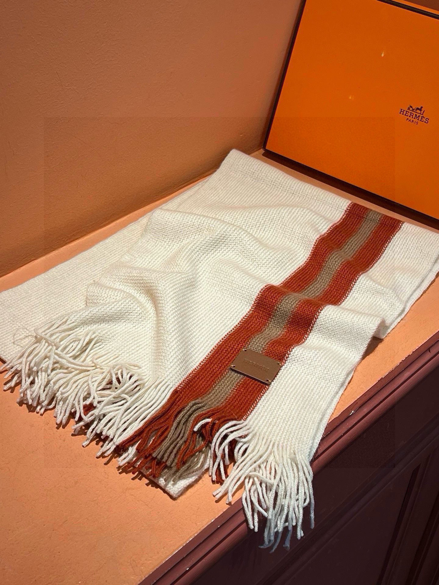 男女同款，（爱马仕）同步专柜，高端羊绒针织围巾！】可正式，可随意，非常Classical的设计。这款织法