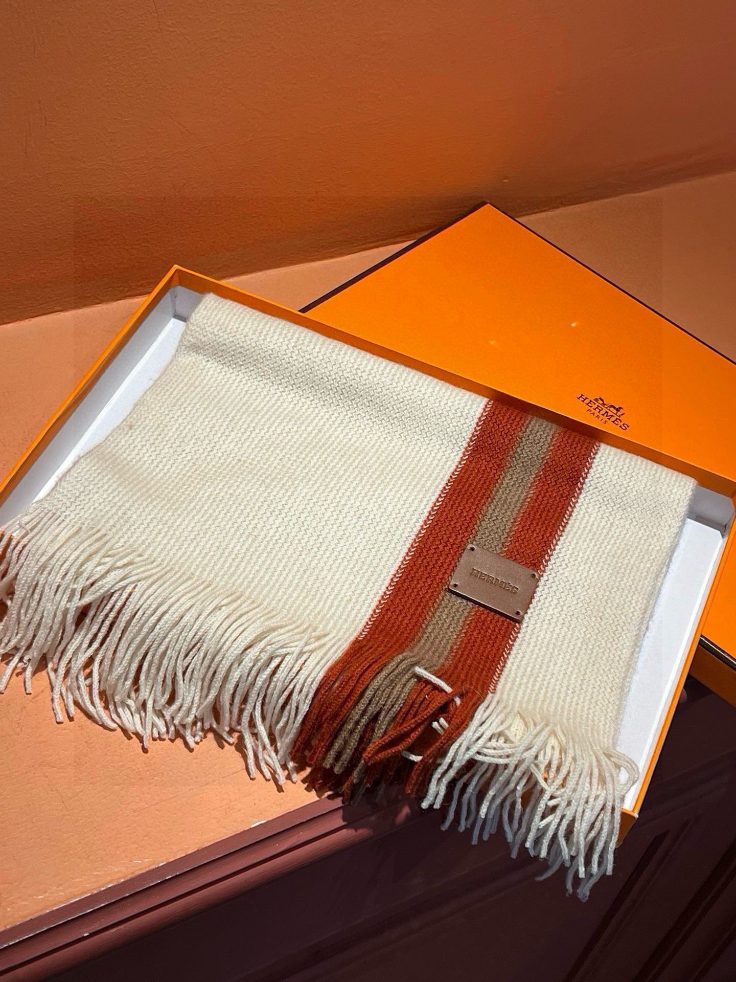 男女同款，（爱马仕）同步专柜，高端羊绒针织围巾！】可正式，可随意，非常Classical的设计。这款织法