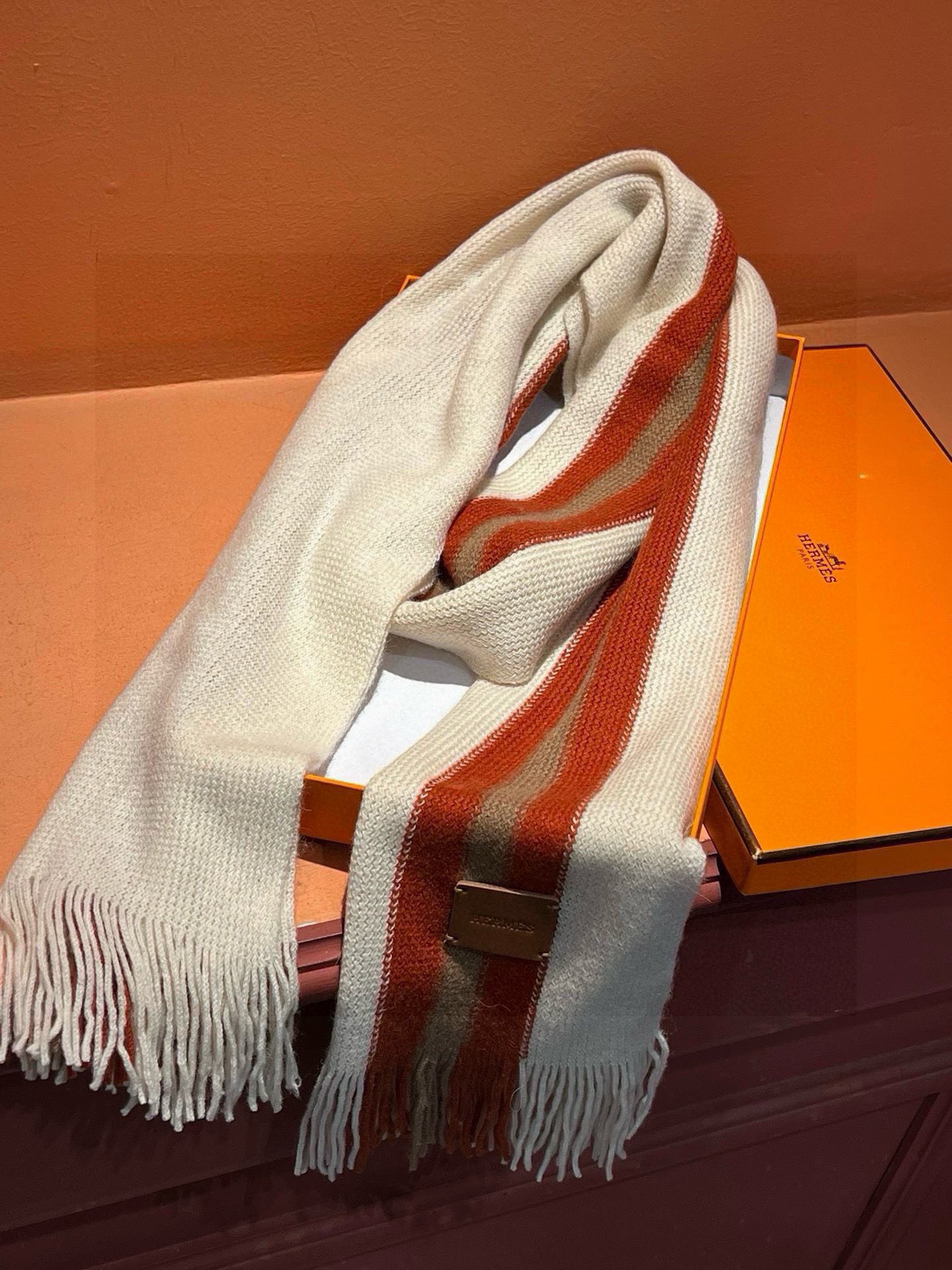 男女同款，（爱马仕）同步专柜，高端羊绒针织围巾！】可正式，可随意，非常Classical的设计。这款织法
