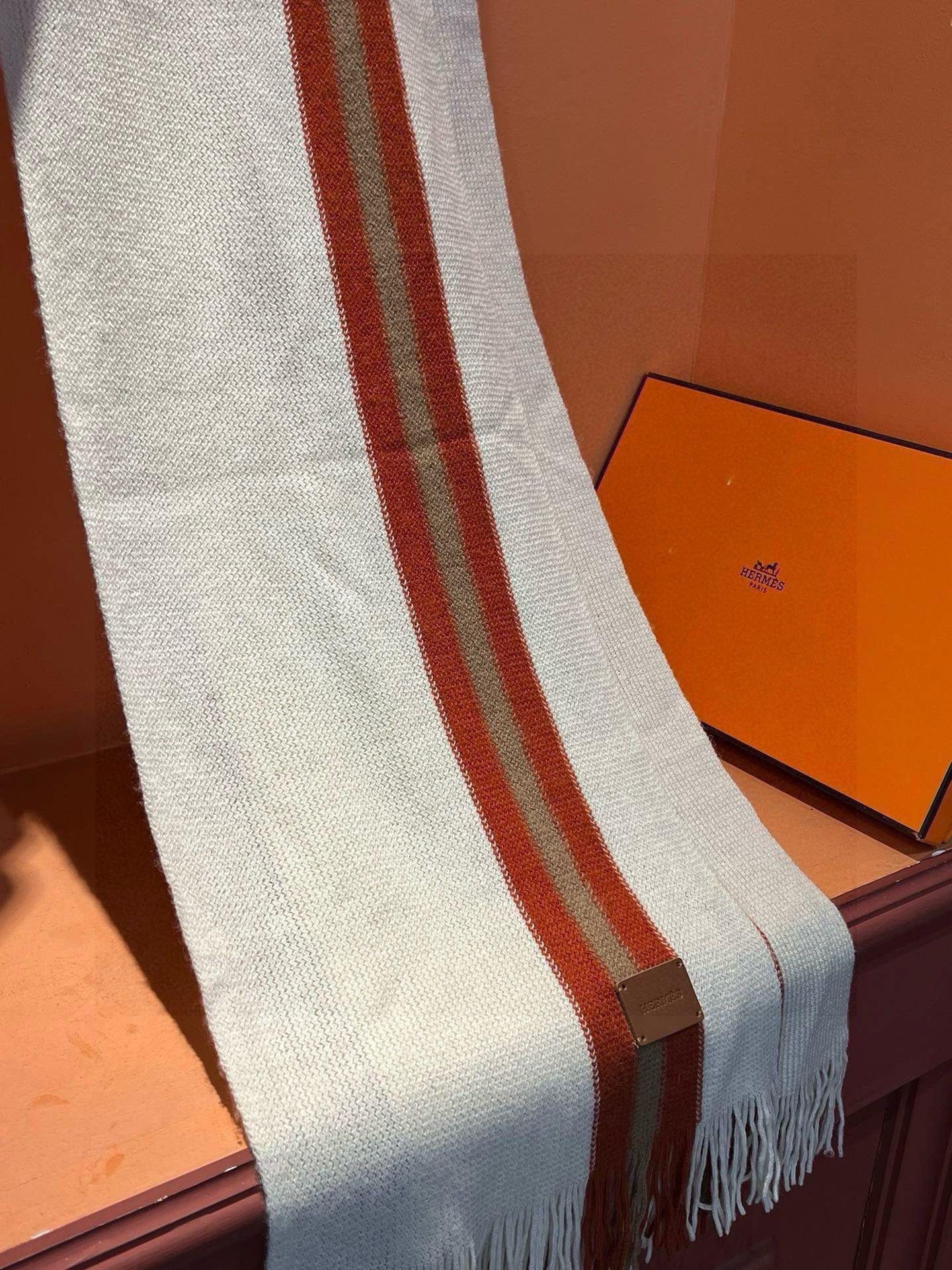 男女同款，（爱马仕）同步专柜，高端羊绒针织围巾！】可正式，可随意，非常Classical的设计。这款织法