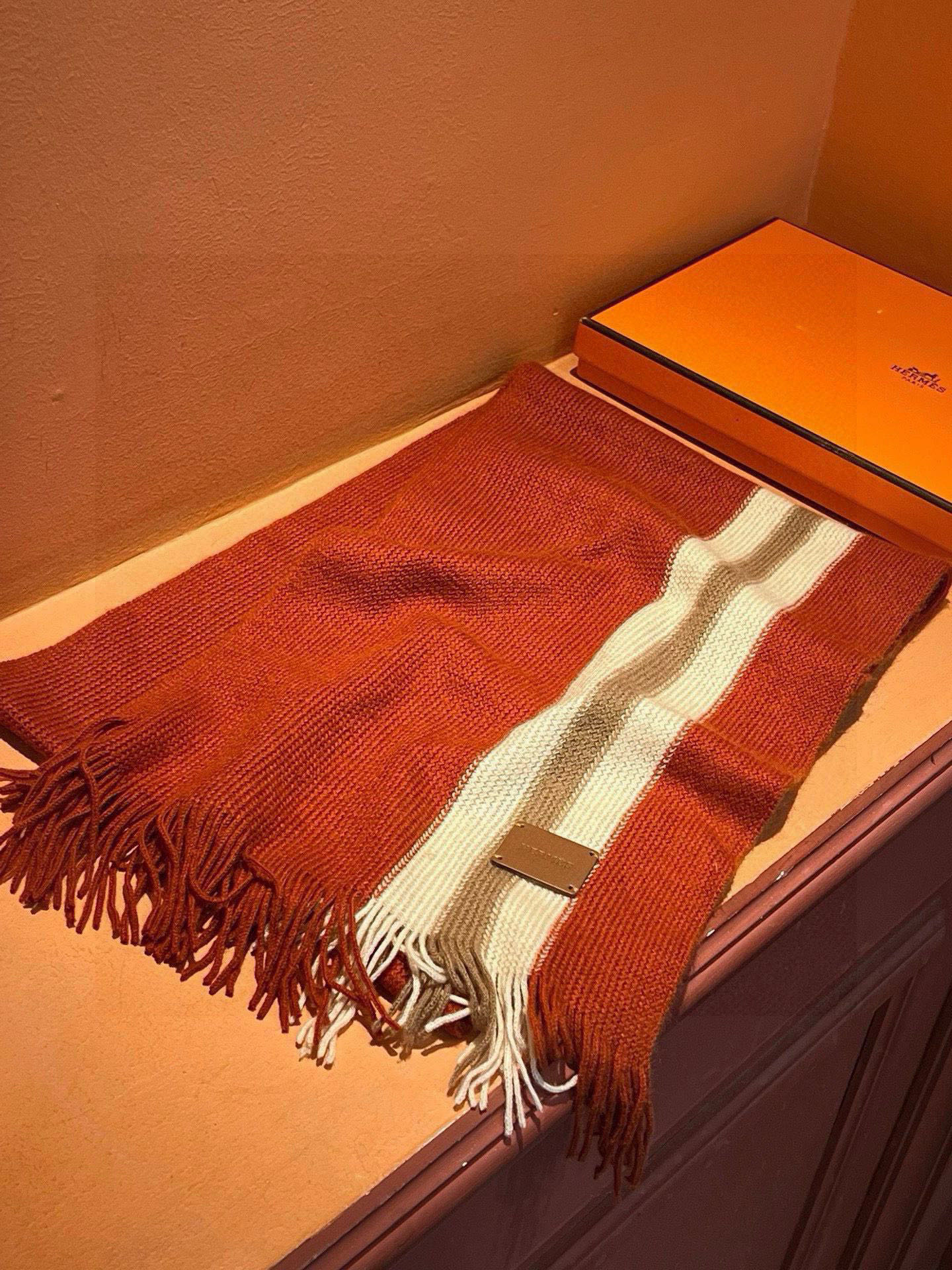 男女同款，（爱马仕）同步专柜，高端羊绒针织围巾！】可正式，可随意，非常Classical的设计。这款织法