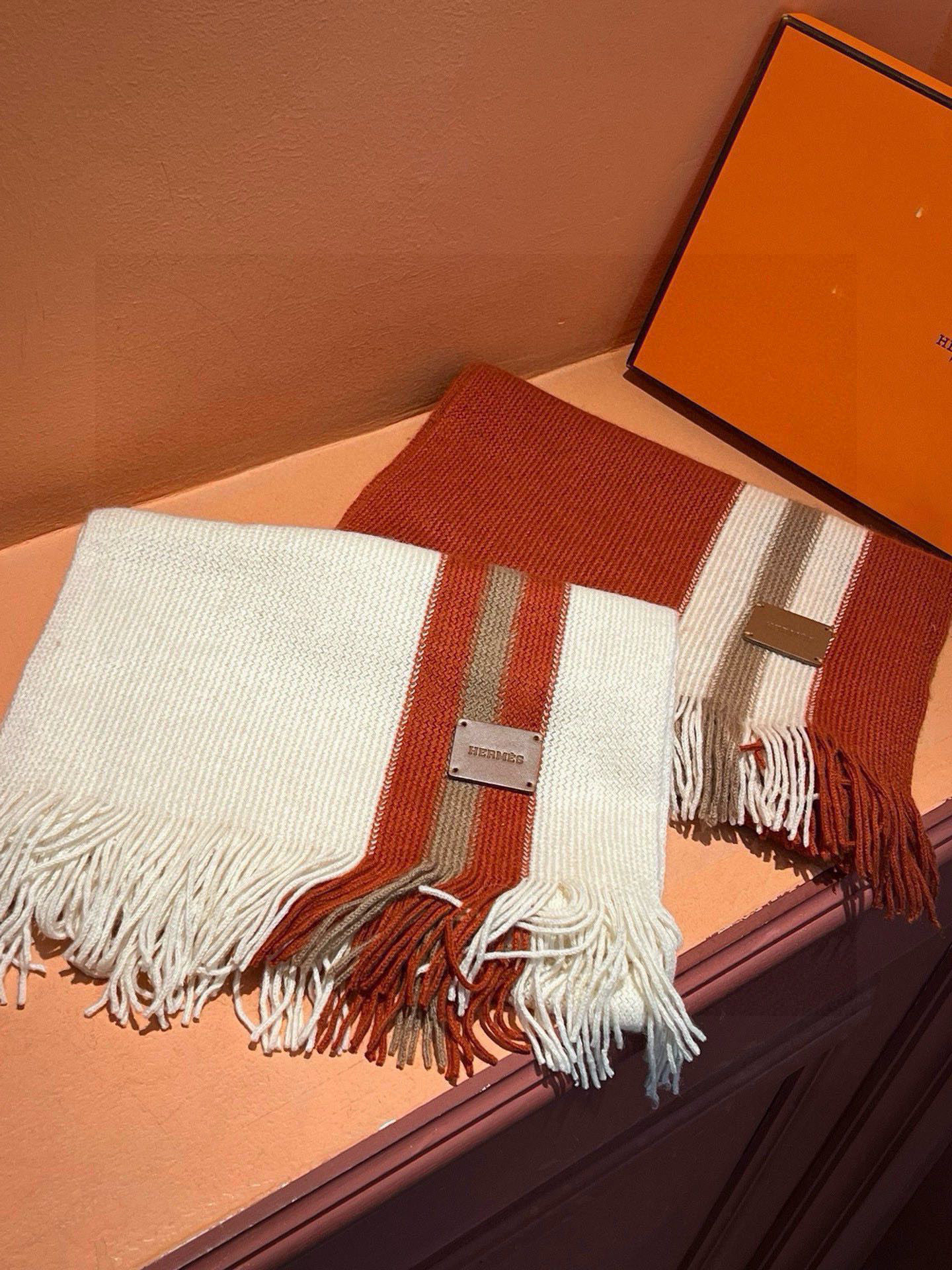 男女同款，（爱马仕）同步专柜，高端羊绒针织围巾！】可正式，可随意，非常Classical的设计。这款织法