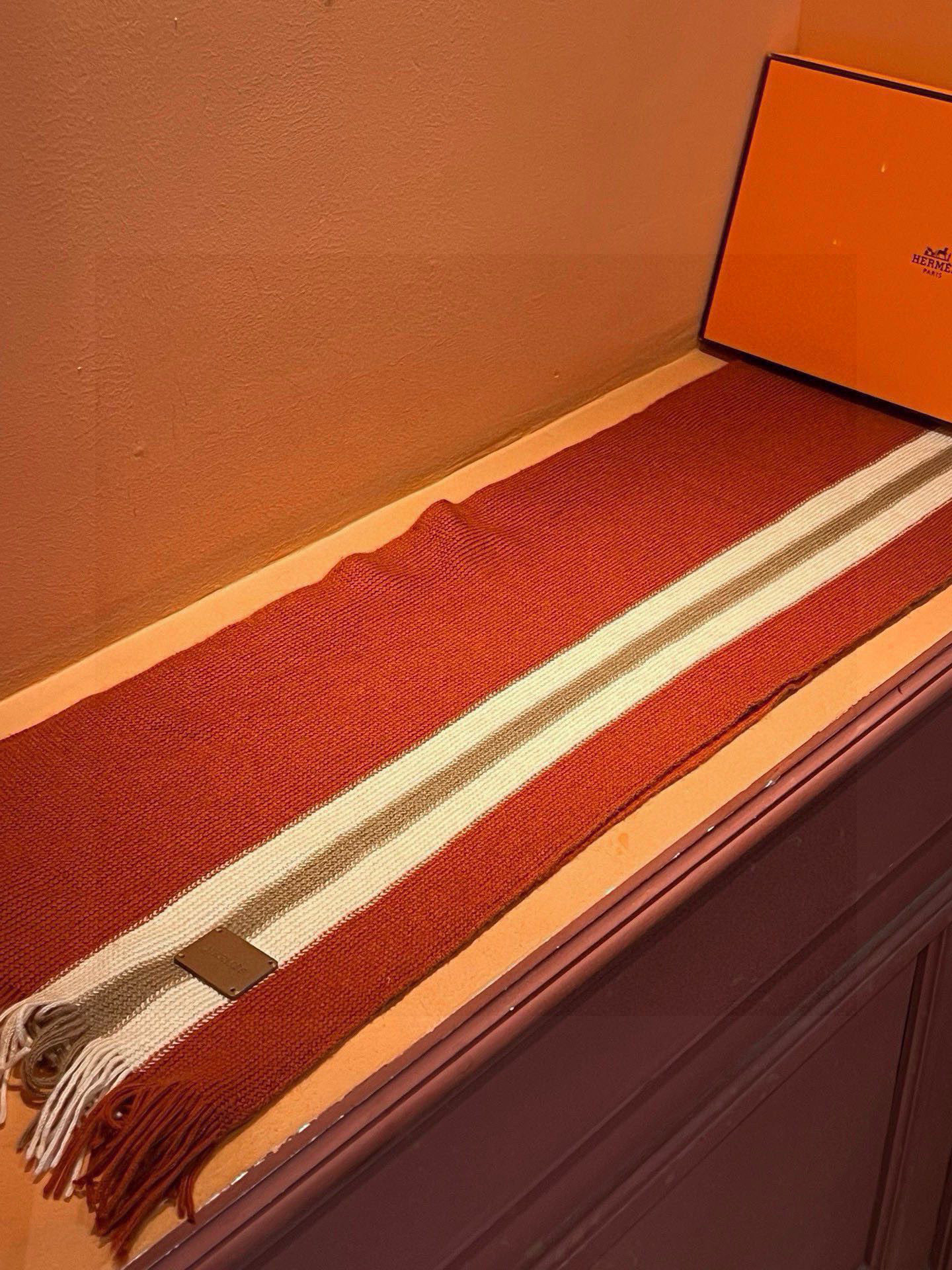 男女同款，（爱马仕）同步专柜，高端羊绒针织围巾！】可正式，可随意，非常Classical的设计。这款织法