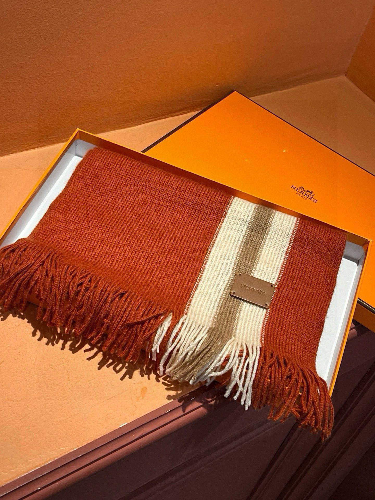 男女同款，（爱马仕）同步专柜，高端羊绒针织围巾！】可正式，可随意，非常Classical的设计。这款织法