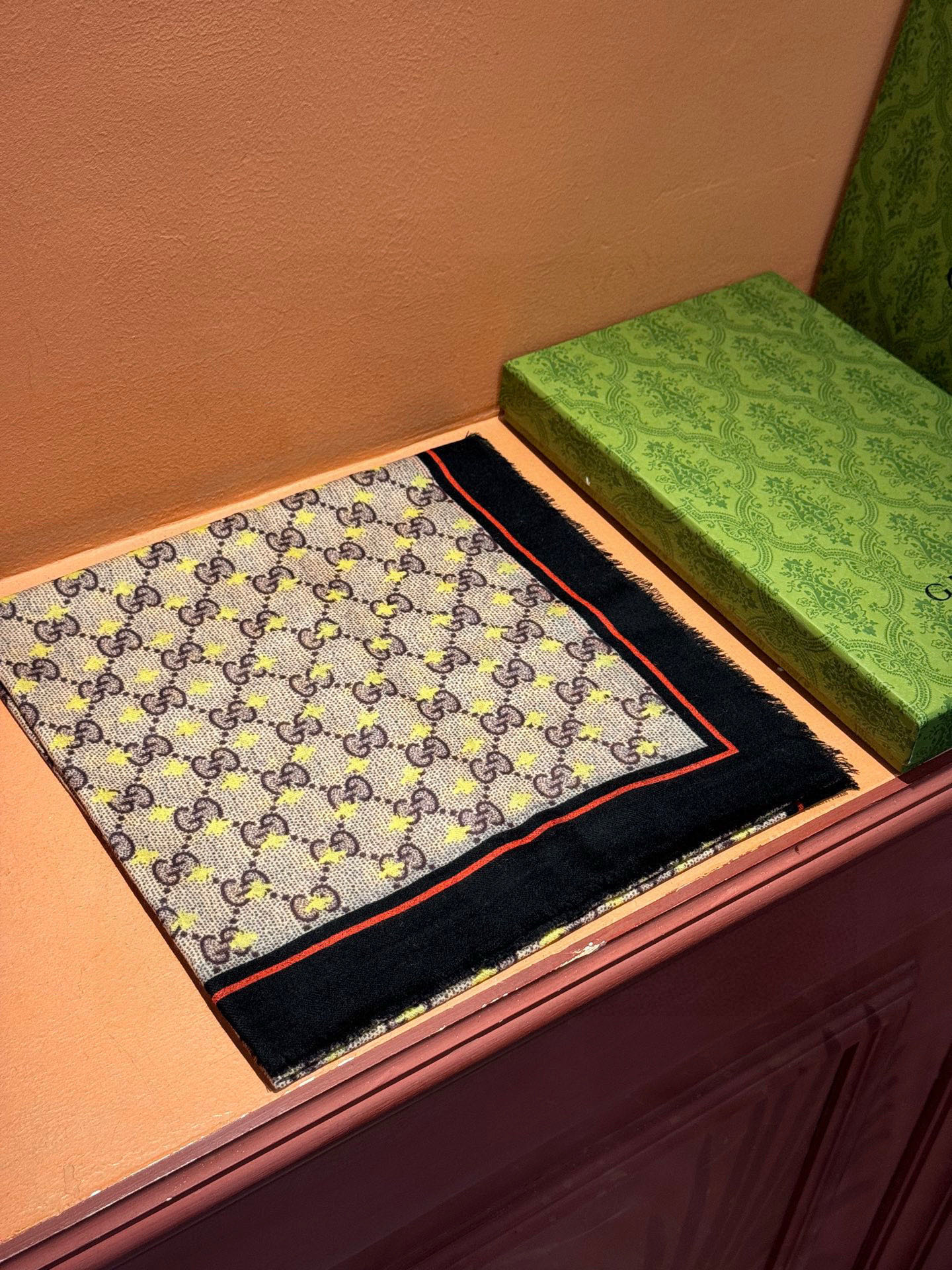 ✨✨GUCCI新款！ 印花工艺 稀疏层次设计 配以精美 真心特别 上身简直了‼️ 围着不说话都散发着优雅