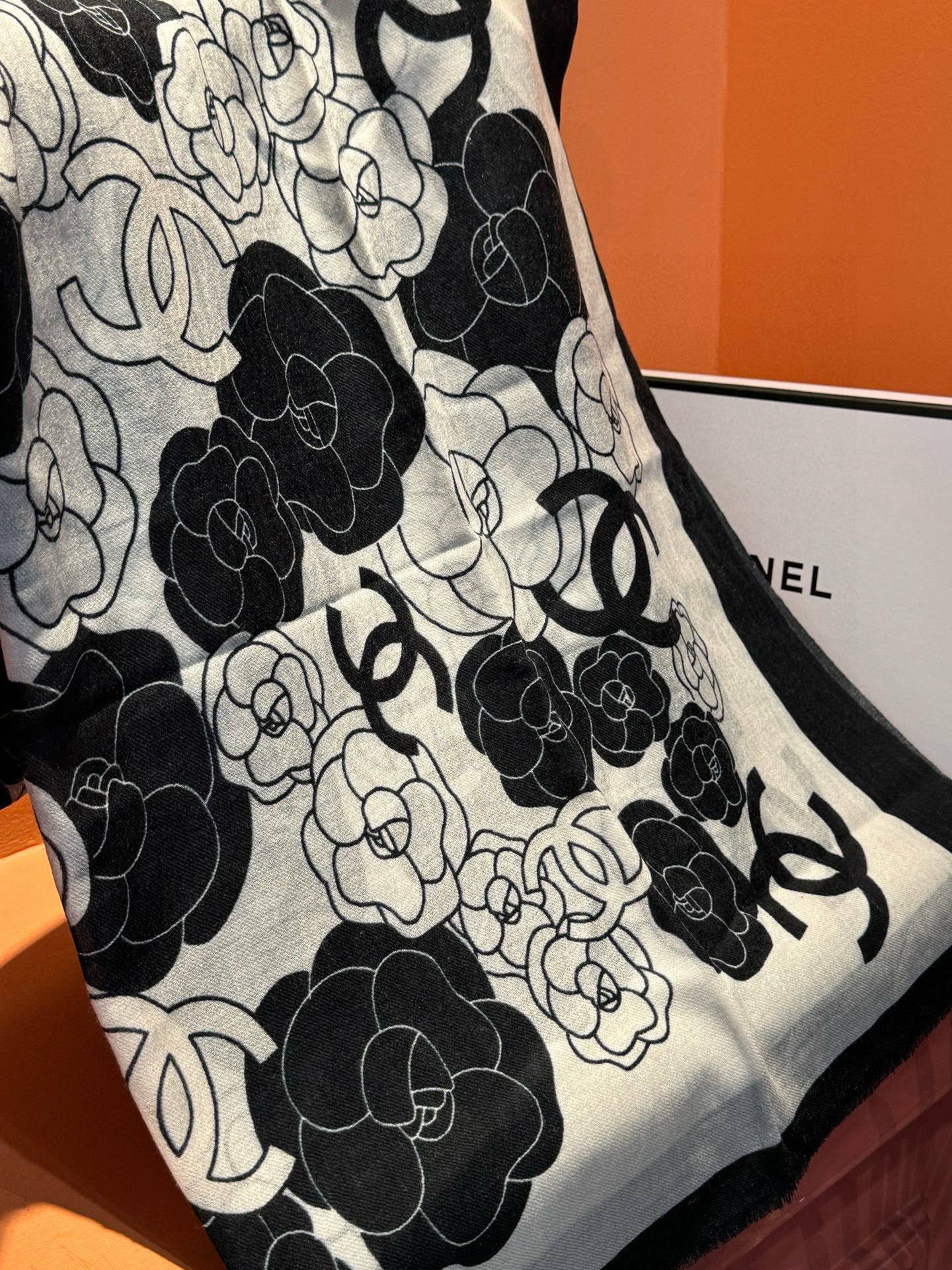 羊绒新款💞 新❤小香【山茶花长围巾】~超级抬气色！高级女人味！羊绒围巾也能这么美！！！这款双面花卉羊绒围