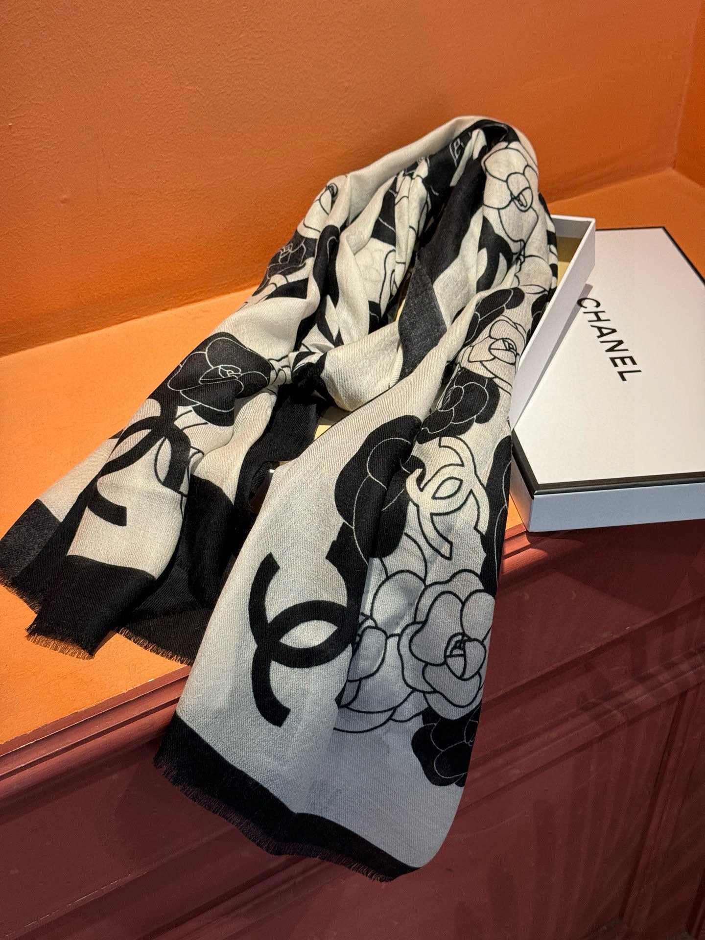 羊绒新款💞 新❤小香【山茶花长围巾】~超级抬气色！高级女人味！羊绒围巾也能这么美！！！这款双面花卉羊绒围