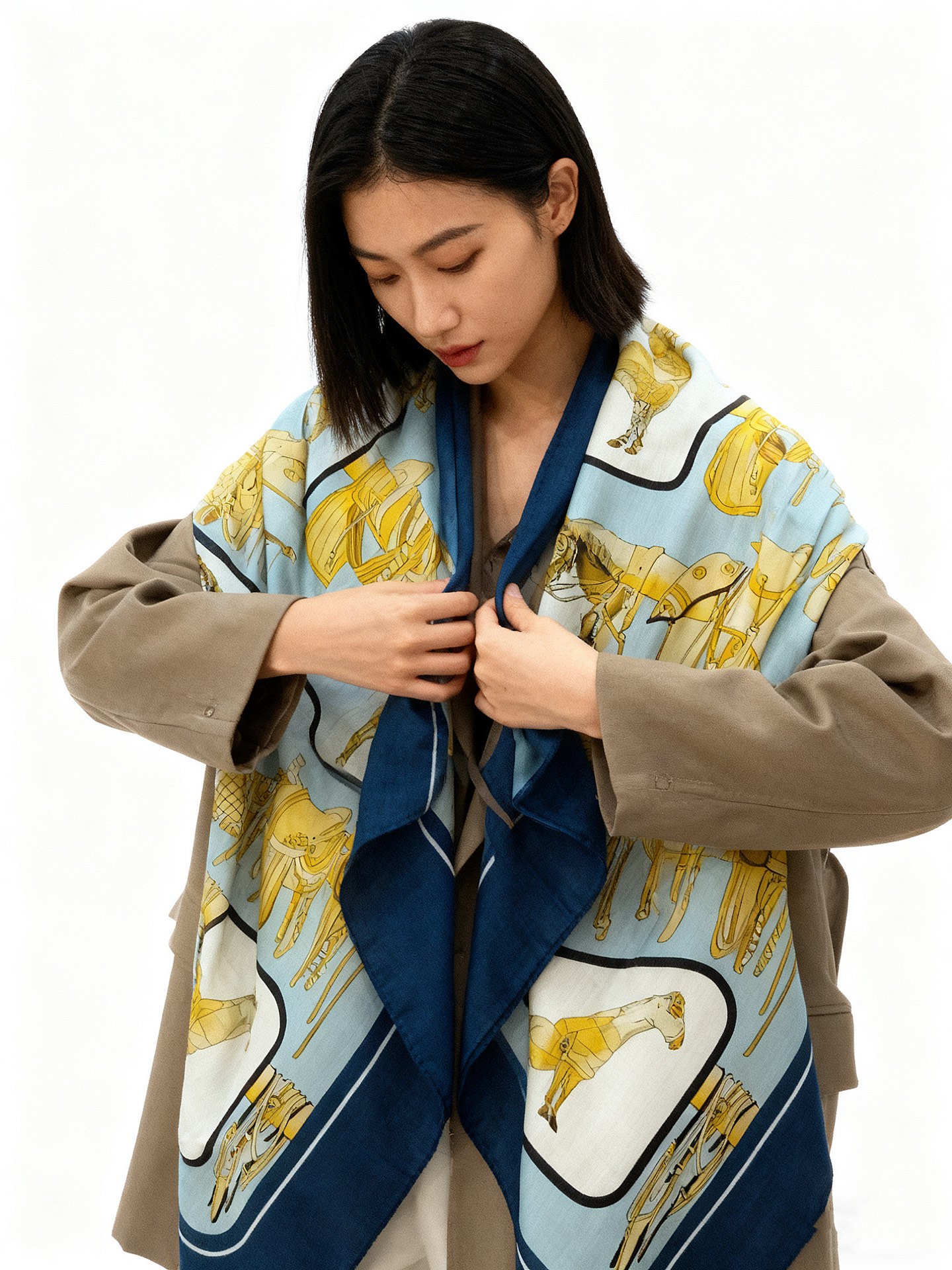 💟Gucci~140双面丝毛披肩马鞍细节和骑马图案以精致色调匠心呈献，意在向品牌与马术世界的深厚渊源致敬