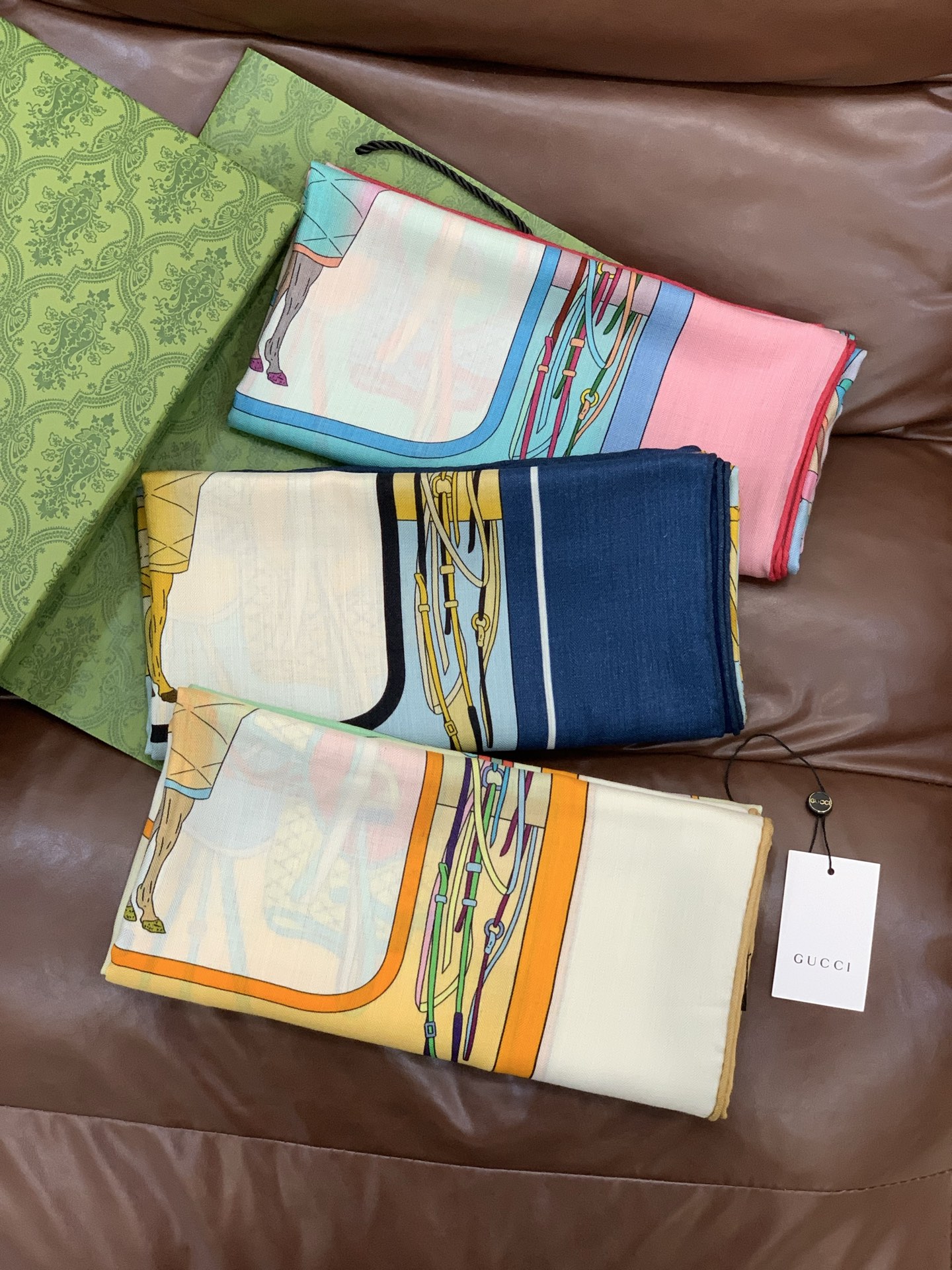 💟Gucci~140双面丝毛披肩马鞍细节和骑马图案以精致色调匠心呈献，意在向品牌与马术世界的深厚渊源致敬