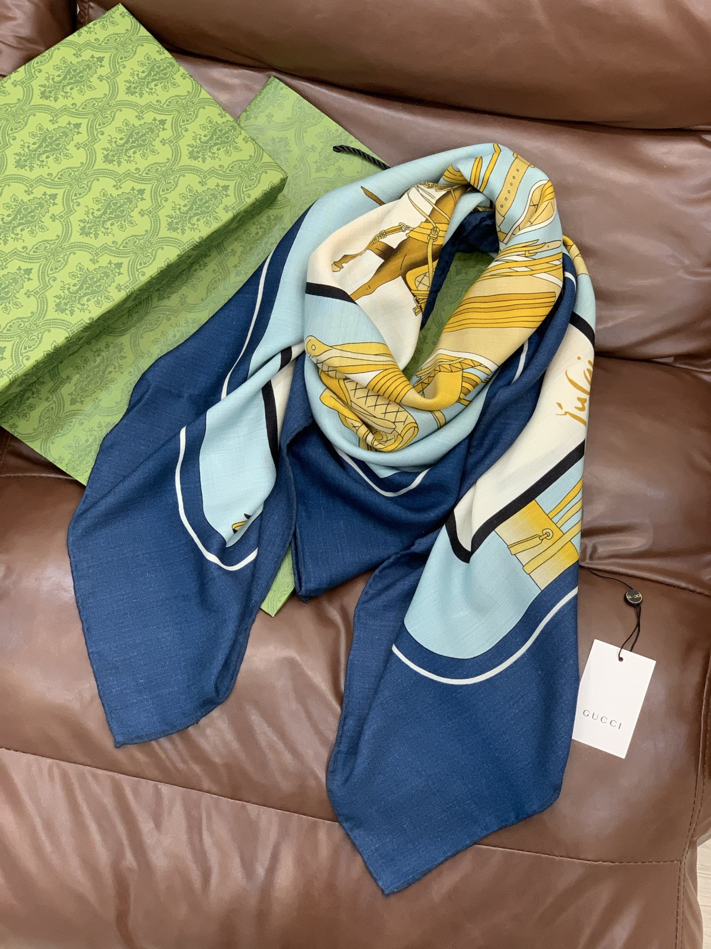 💟Gucci~140双面丝毛披肩马鞍细节和骑马图案以精致色调匠心呈献，意在向品牌与马术世界的深厚渊源致敬