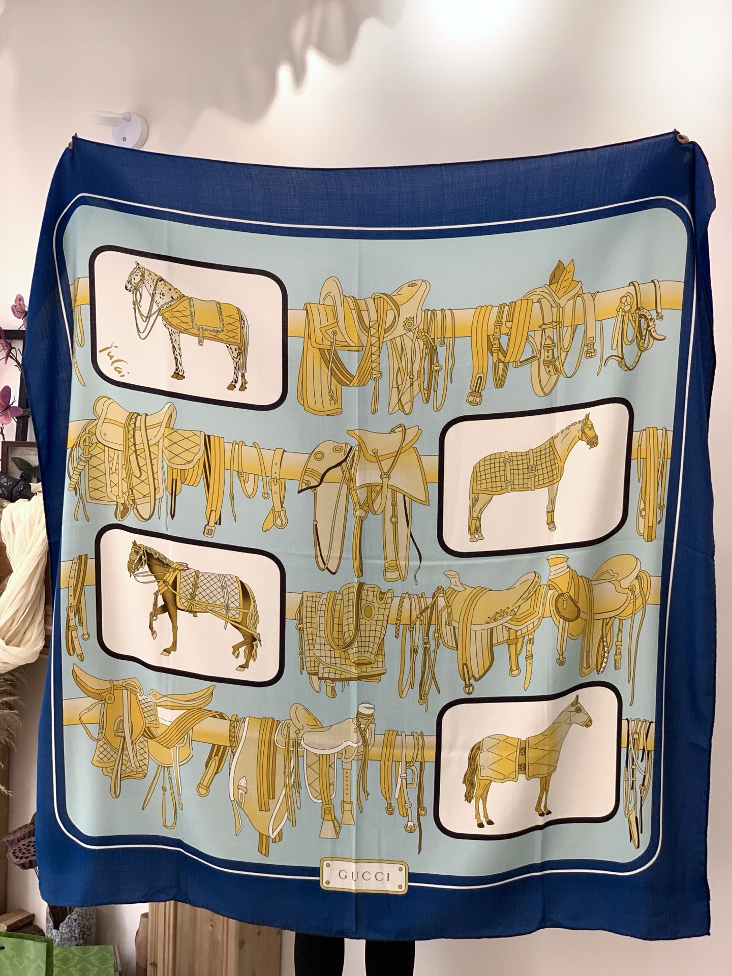 💟Gucci~140双面丝毛披肩马鞍细节和骑马图案以精致色调匠心呈献，意在向品牌与马术世界的深厚渊源致敬