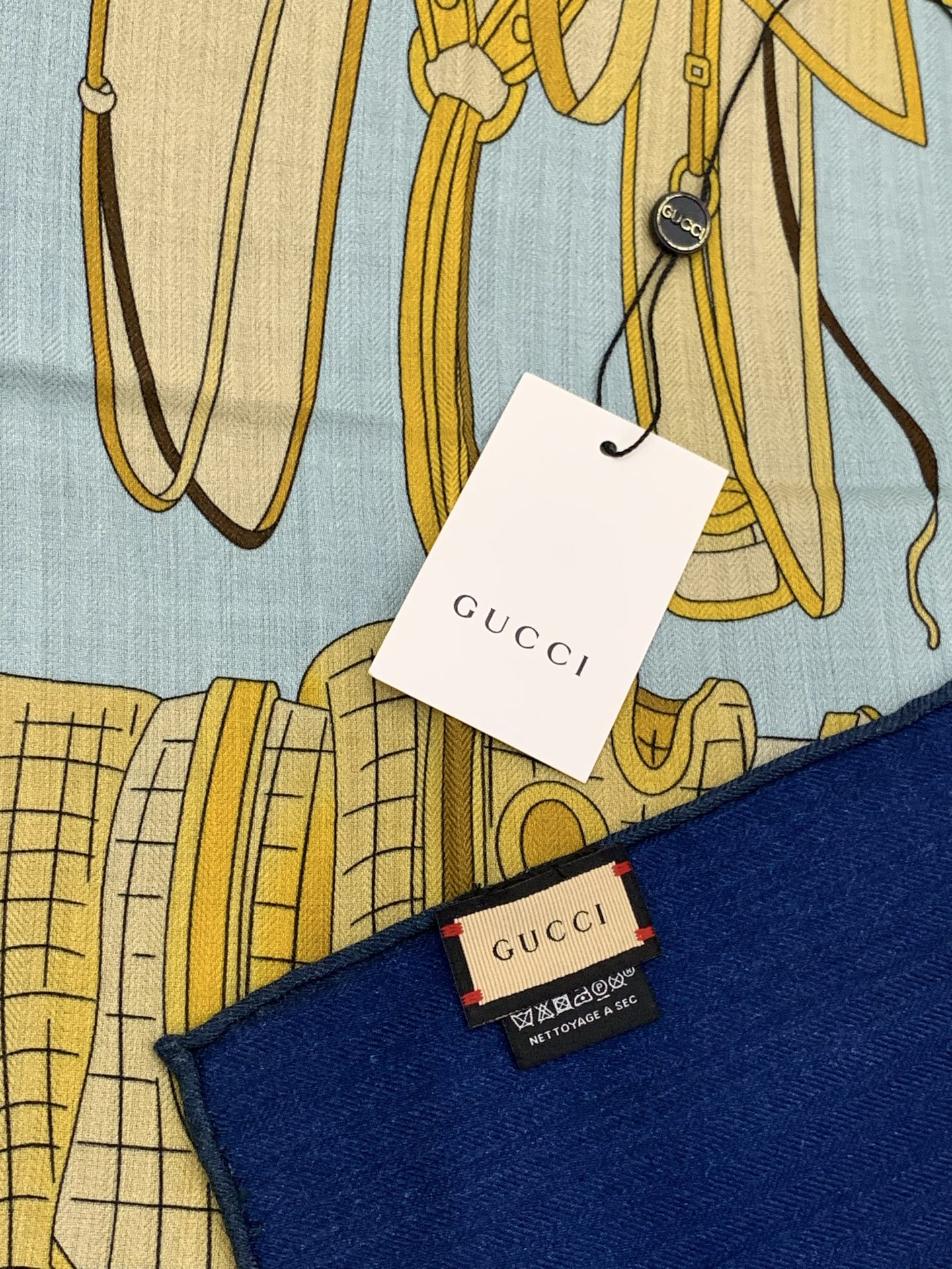 💟Gucci~140双面丝毛披肩马鞍细节和骑马图案以精致色调匠心呈献，意在向品牌与马术世界的深厚渊源致敬