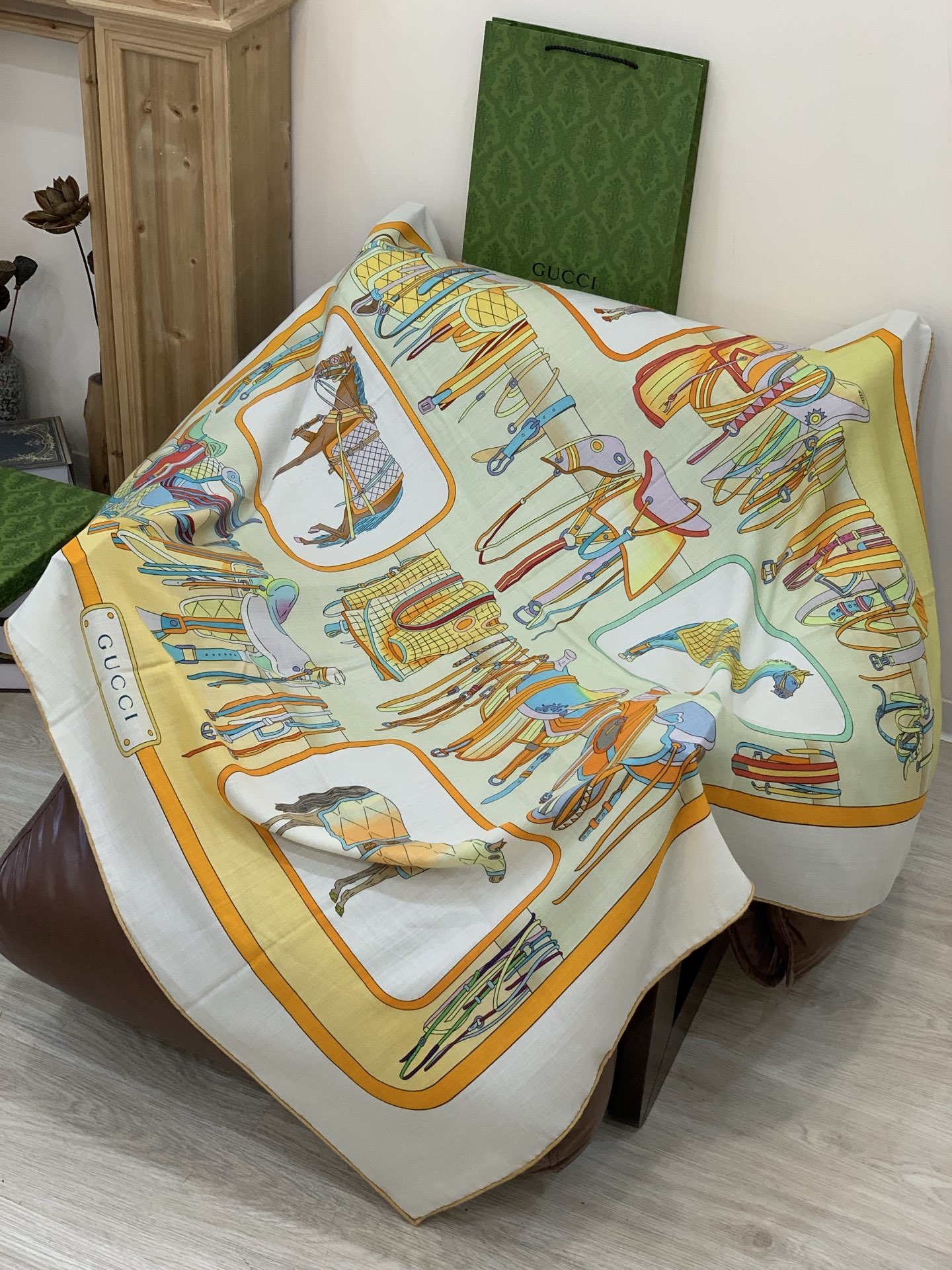 💟Gucci~140双面丝毛披肩马鞍细节和骑马图案以精致色调匠心呈献，意在向品牌与马术世界的深厚渊源致敬