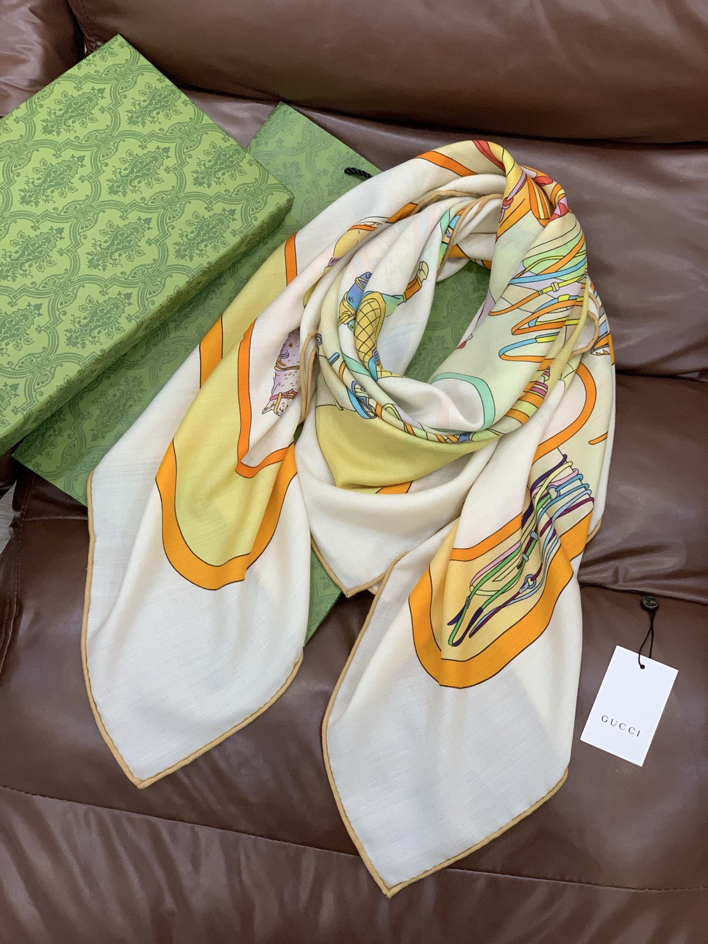 💟Gucci~140双面丝毛披肩马鞍细节和骑马图案以精致色调匠心呈献，意在向品牌与马术世界的深厚渊源致敬