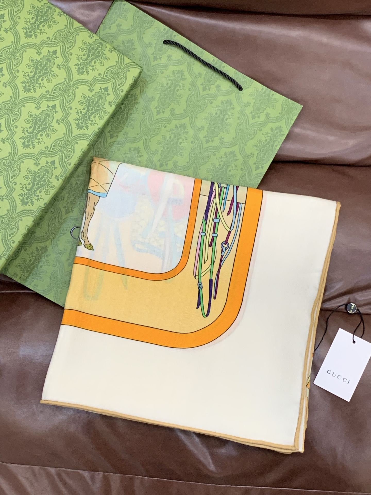 💟Gucci~140双面丝毛披肩马鞍细节和骑马图案以精致色调匠心呈献，意在向品牌与马术世界的深厚渊源致敬