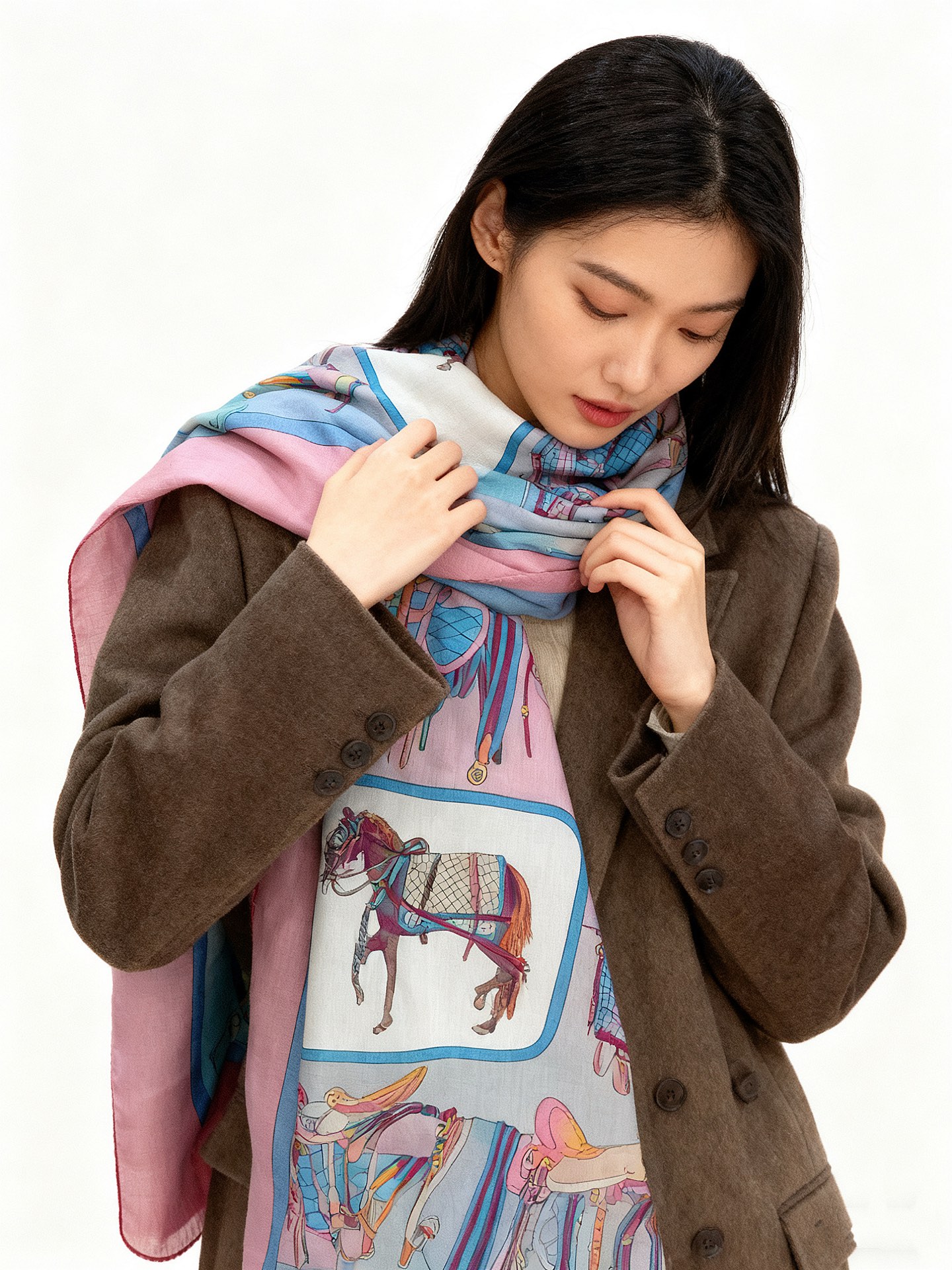 💟Gucci~140双面丝毛披肩马鞍细节和骑马图案以精致色调匠心呈献，意在向品牌与马术世界的深厚渊源致敬