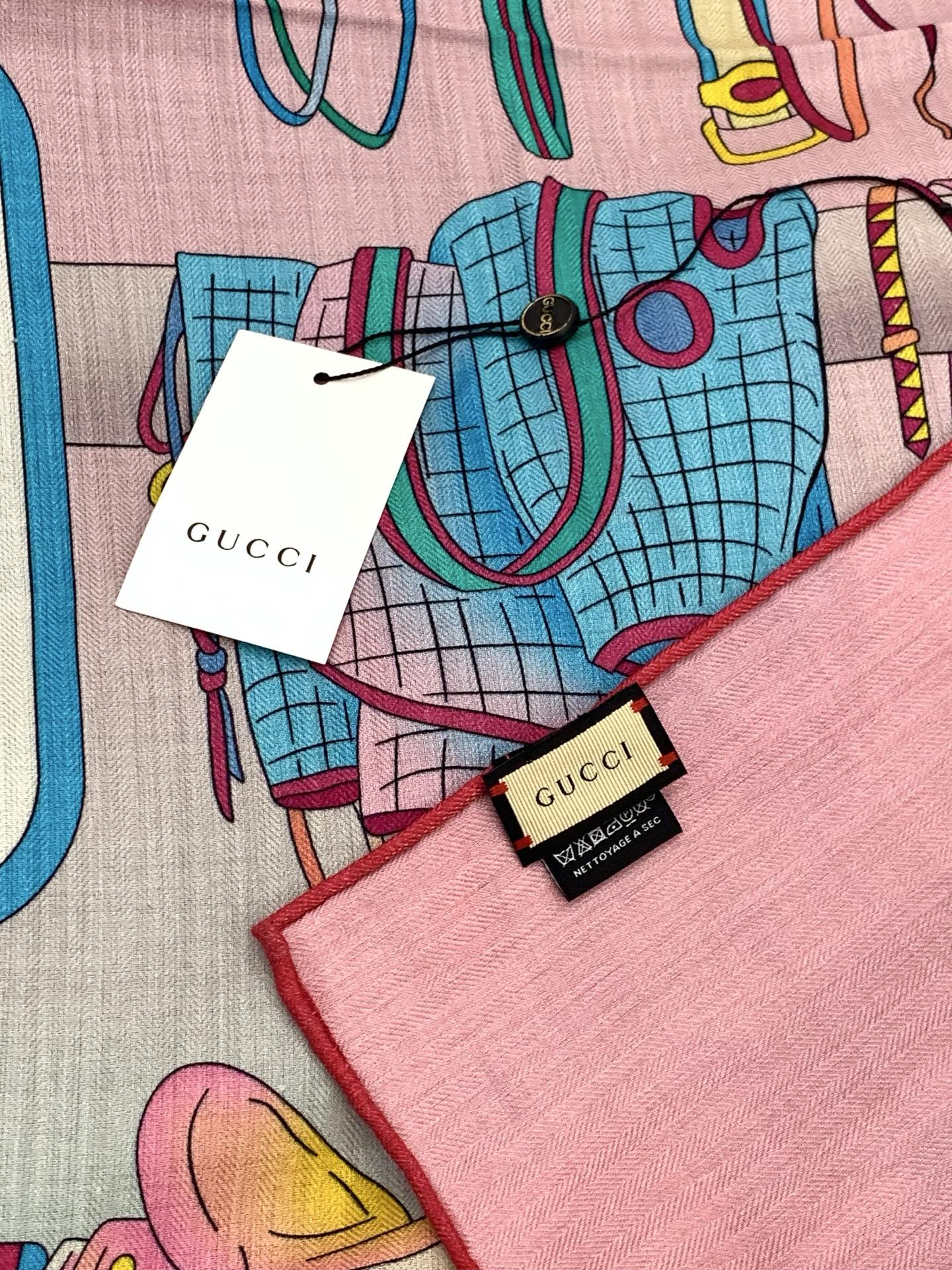 💟Gucci~140双面丝毛披肩马鞍细节和骑马图案以精致色调匠心呈献，意在向品牌与马术世界的深厚渊源致敬