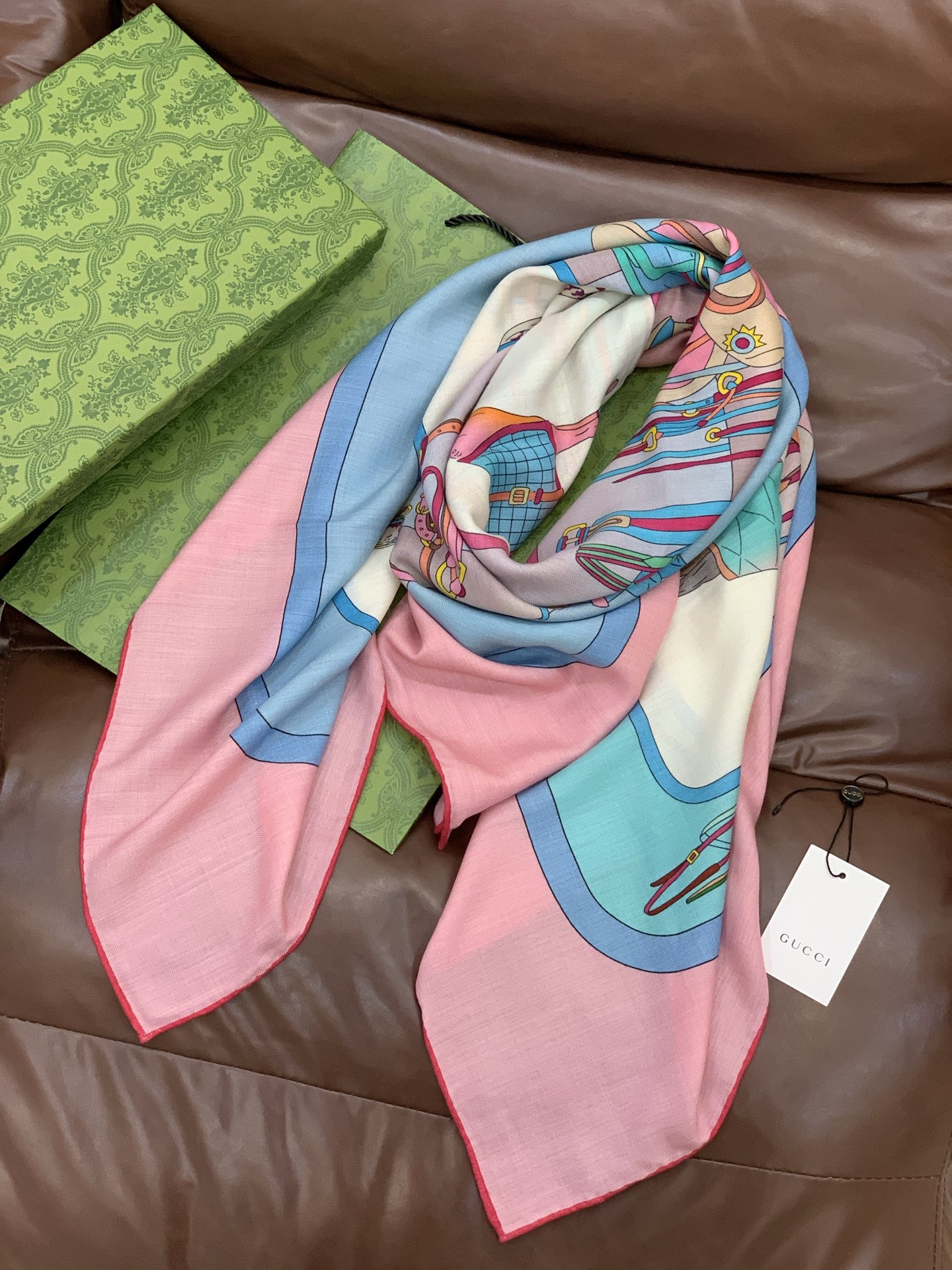 💟Gucci~140双面丝毛披肩马鞍细节和骑马图案以精致色调匠心呈献，意在向品牌与马术世界的深厚渊源致敬