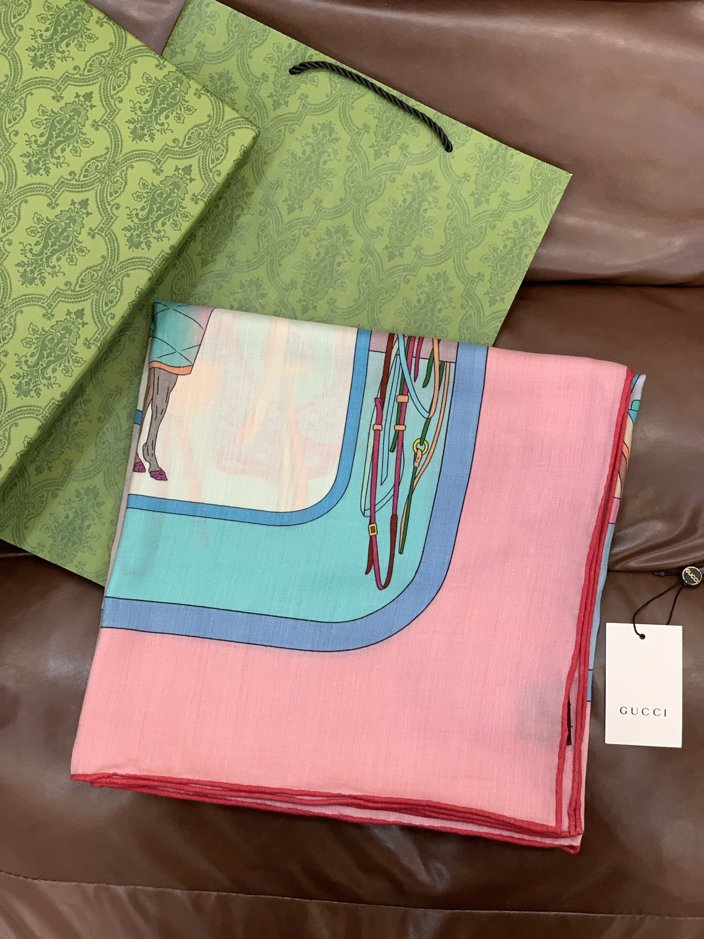 💟Gucci~140双面丝毛披肩马鞍细节和骑马图案以精致色调匠心呈献，意在向品牌与马术世界的深厚渊源致敬