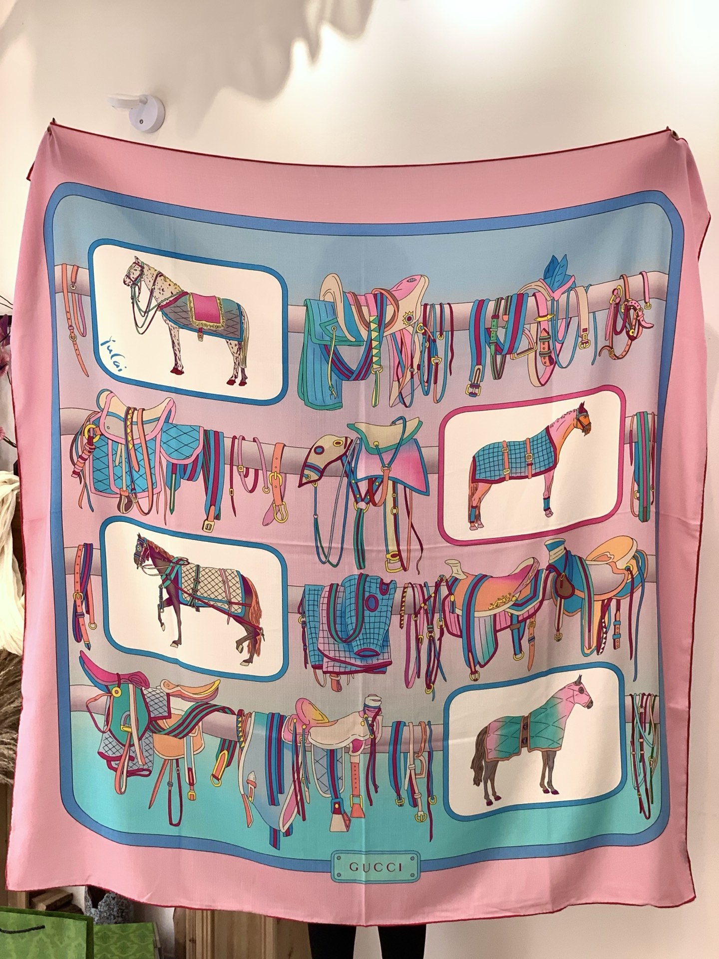 💟Gucci~140双面丝毛披肩马鞍细节和骑马图案以精致色调匠心呈献，意在向品牌与马术世界的深厚渊源致敬