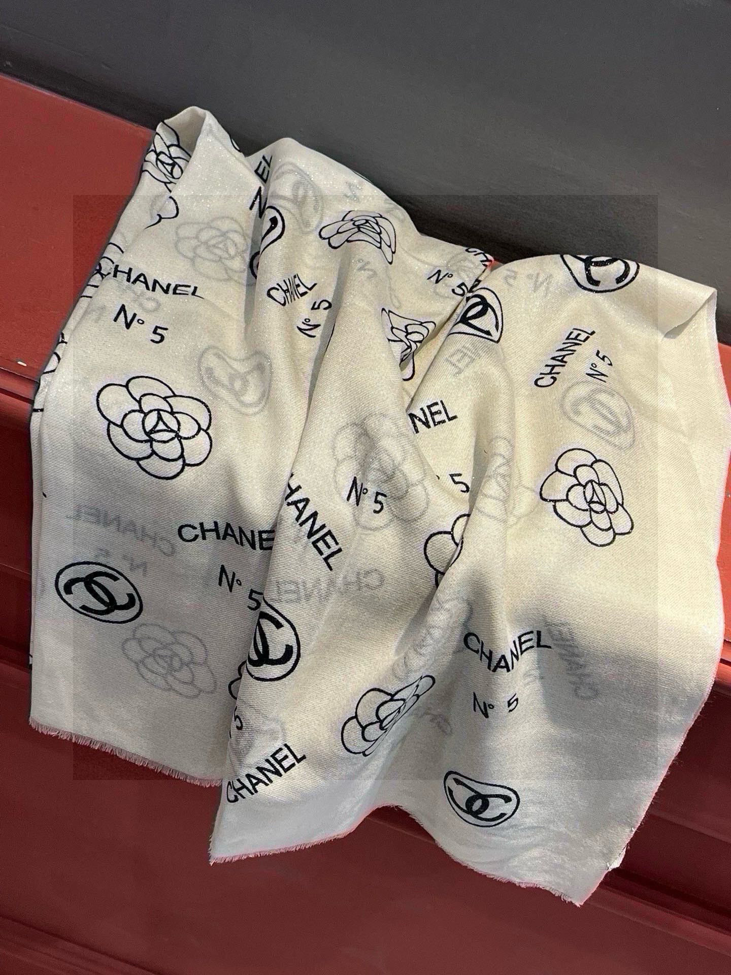 上新🌟 会发光发亮的围巾 💄💋新款客供银线💖羊绒面料长巾 😘美翻了[流泪]【小香银线图标】，御用殿堂级极