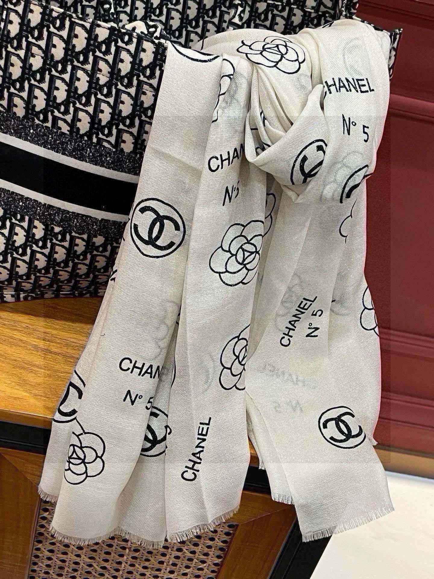 上新🌟 会发光发亮的围巾 💄💋新款客供银线💖羊绒面料长巾 😘美翻了[流泪]【小香银线图标】，御用殿堂级极