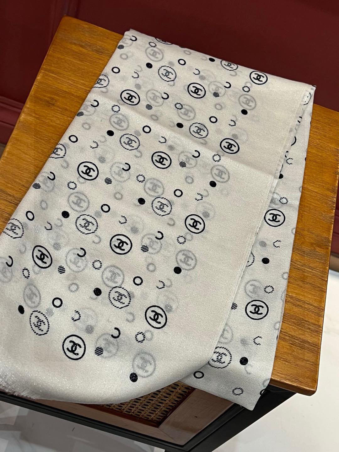 上新🌟 会发光发亮的围巾 💄💋新款客供银线💖羊绒面料长巾 😘美翻了[流泪]【小香银线图标】，御用殿堂级极