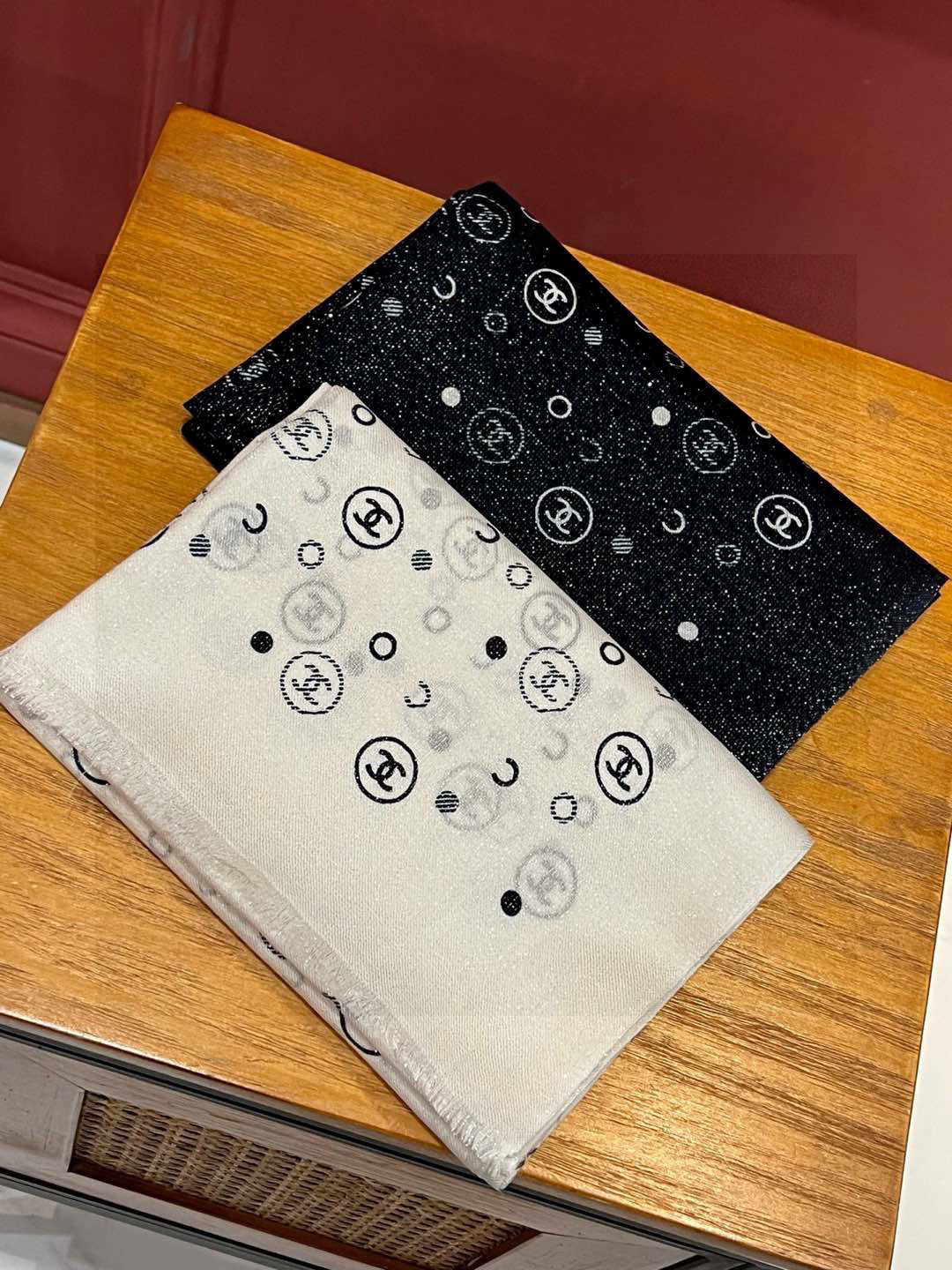 上新🌟 会发光发亮的围巾 💄💋新款客供银线💖羊绒面料长巾 😘美翻了[流泪]【小香银线图标】，御用殿堂级极