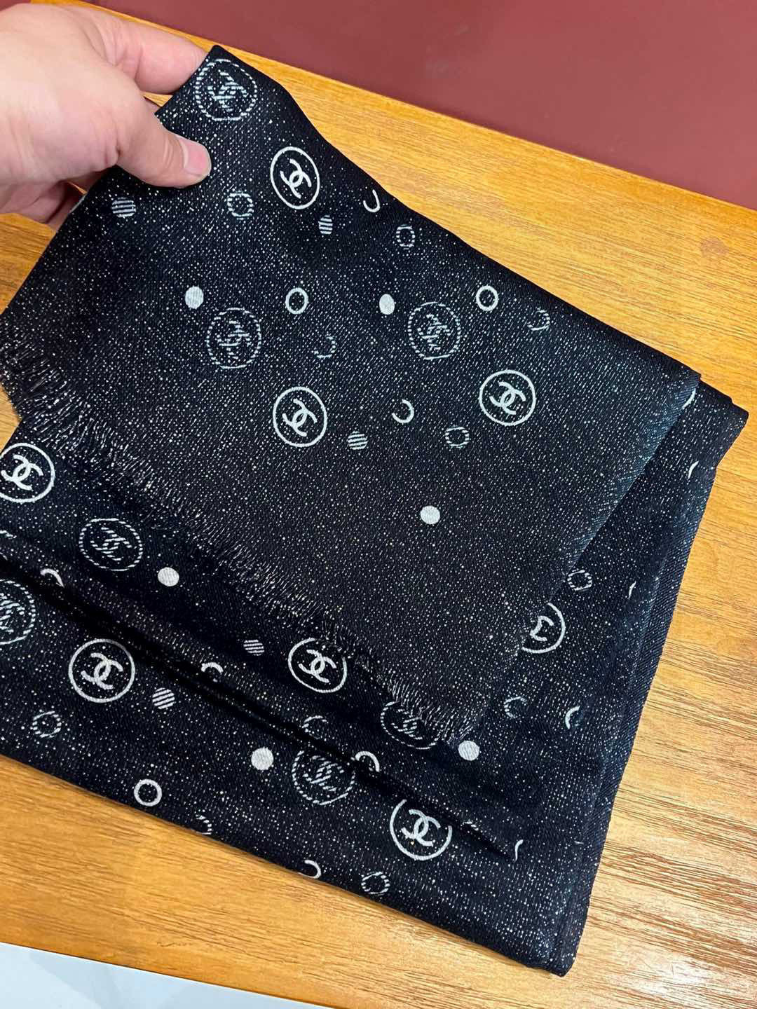 上新🌟 会发光发亮的围巾 💄💋新款客供银线💖羊绒面料长巾 😘美翻了[流泪]【小香银线图标】，御用殿堂级极