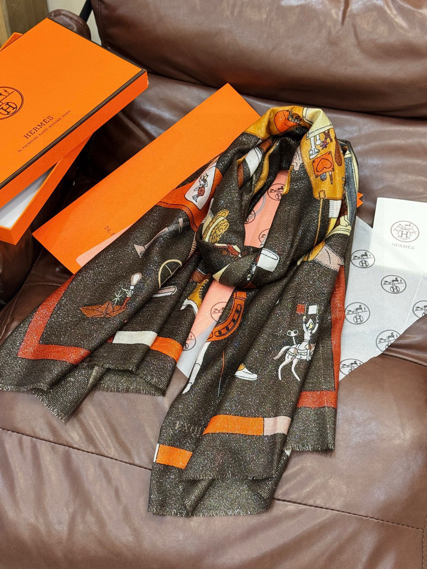 “精巧错觉”~Hermes （会发光发亮的围巾）轻盈、大胆和无穷无尽的俏皮感在方巾中交织碰撞，让自己沉浸