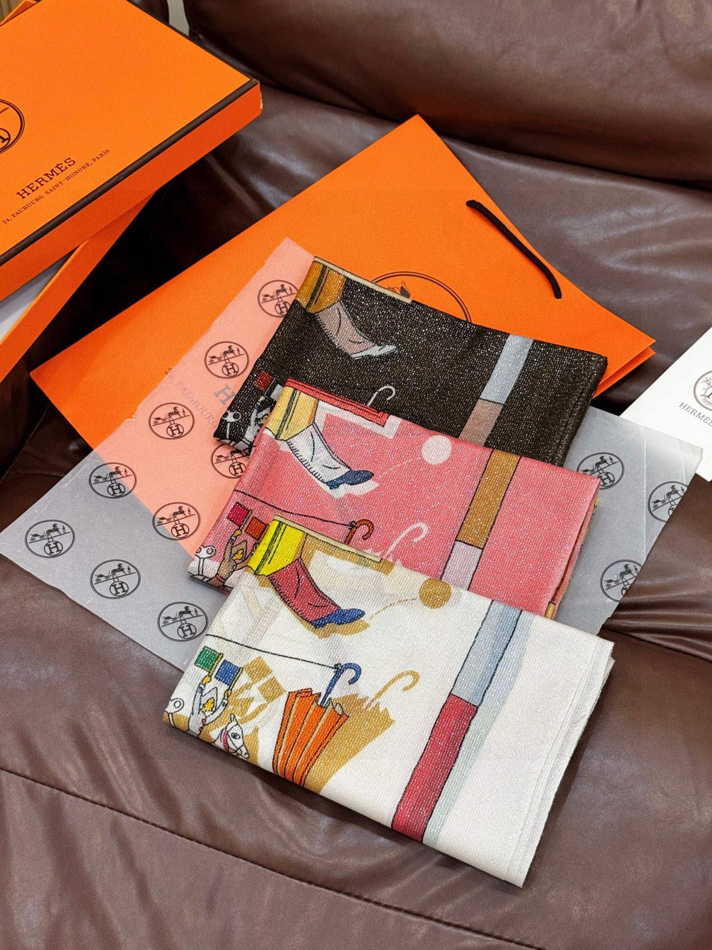 “精巧错觉”~Hermes （会发光发亮的围巾）轻盈、大胆和无穷无尽的俏皮感在方巾中交织碰撞，让自己沉浸