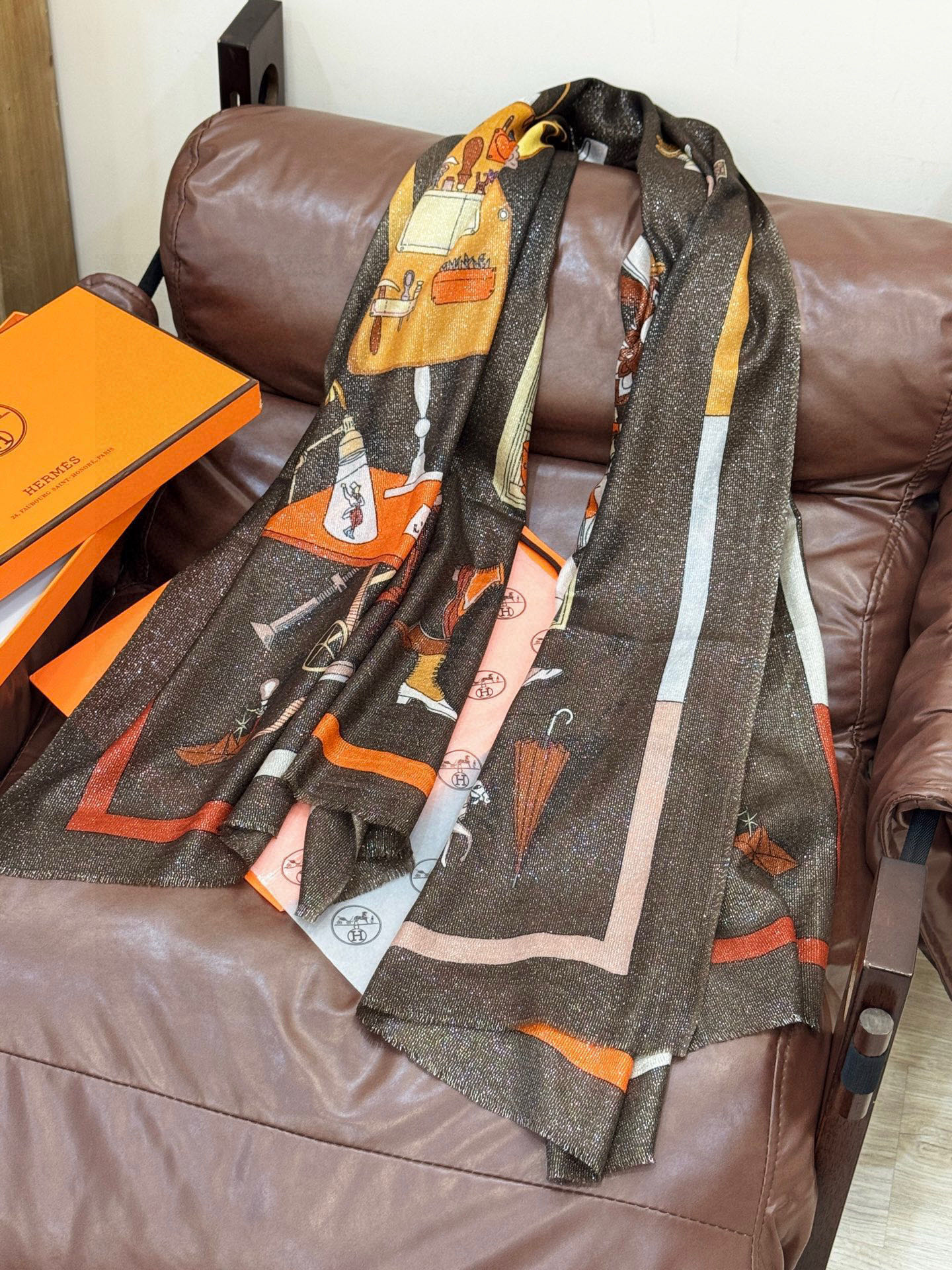 “精巧错觉”~Hermes （会发光发亮的围巾）轻盈、大胆和无穷无尽的俏皮感在方巾中交织碰撞，让自己沉浸