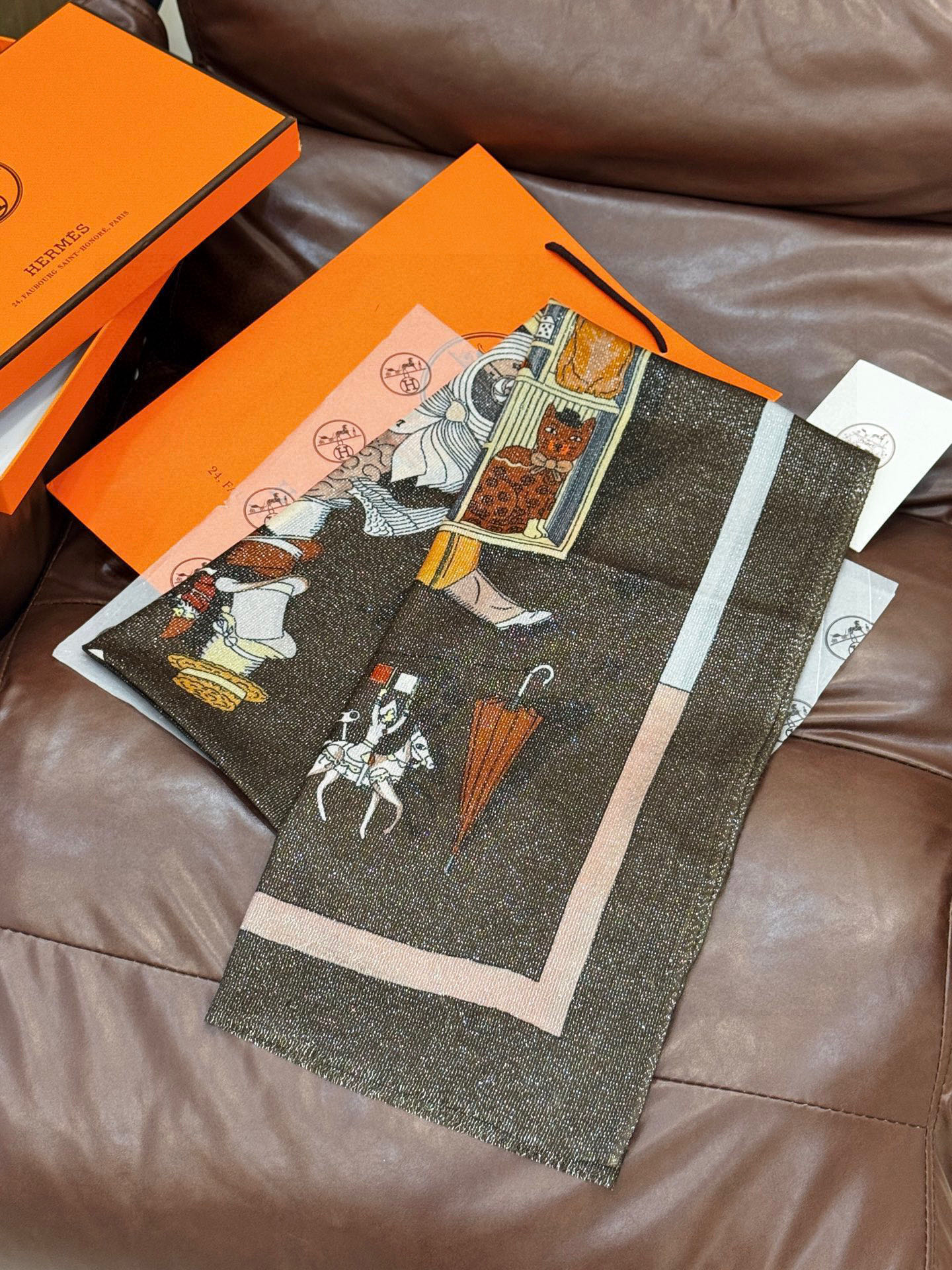 “精巧错觉”~Hermes （会发光发亮的围巾）轻盈、大胆和无穷无尽的俏皮感在方巾中交织碰撞，让自己沉浸