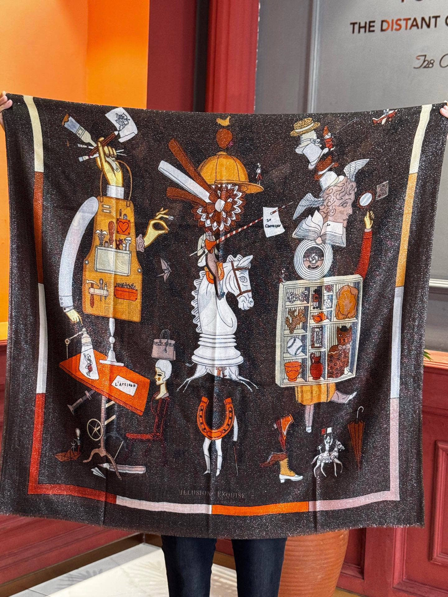 “精巧错觉”~Hermes （会发光发亮的围巾）轻盈、大胆和无穷无尽的俏皮感在方巾中交织碰撞，让自己沉浸