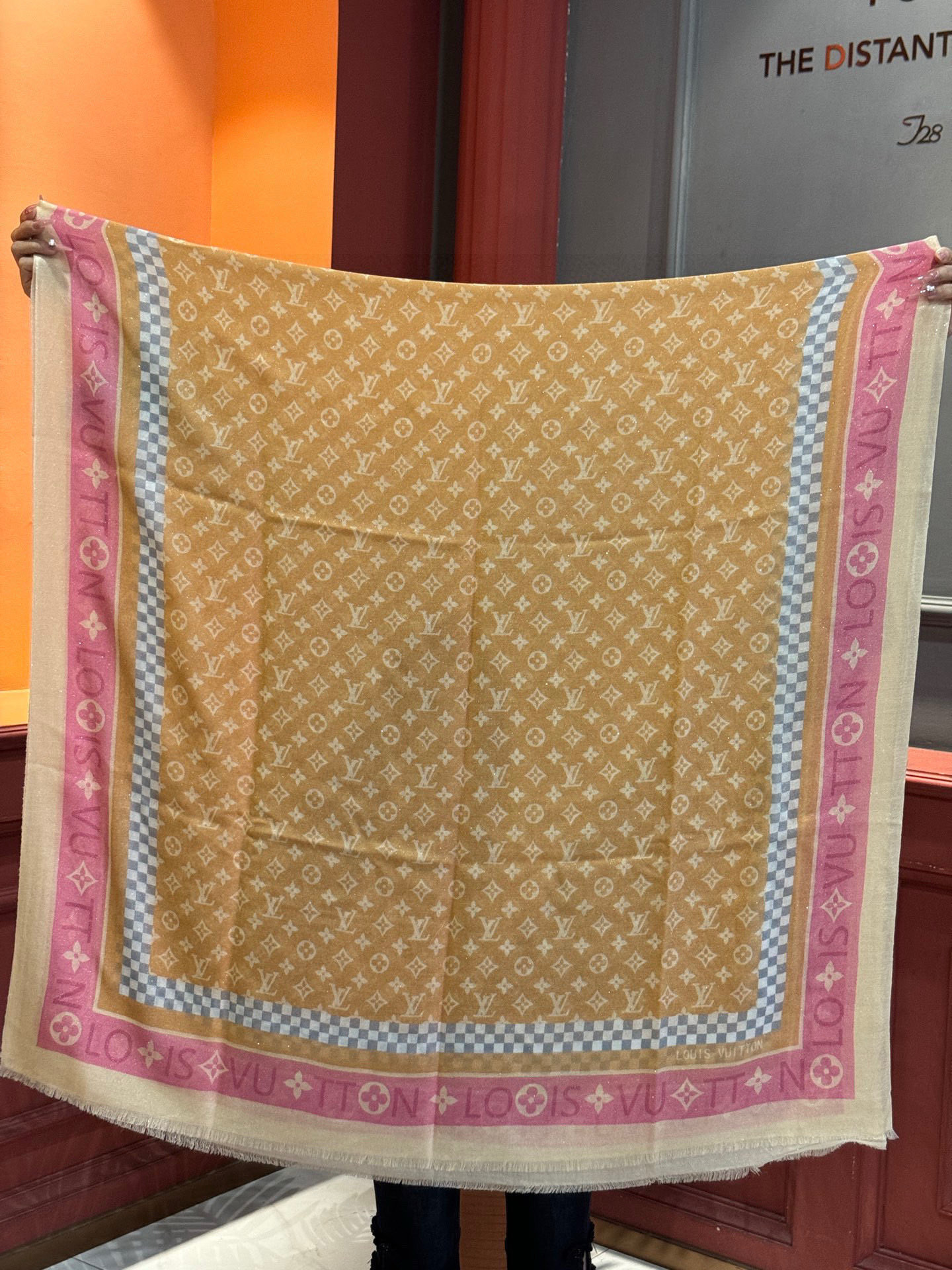 会发光发亮的围巾银丝羊绒长巾✨专柜同步‼️真心赞‼️驴家【L字母与花纹长巾】路易威登经典 Monogra