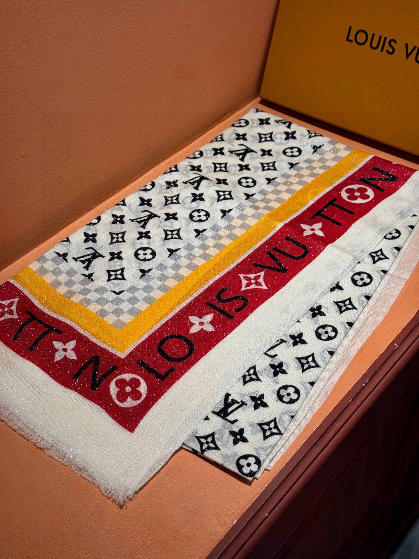 会发光发亮的围巾银丝羊绒长巾✨专柜同步‼️真心赞‼️驴家【L字母与花纹长巾】路易威登经典 Monogra