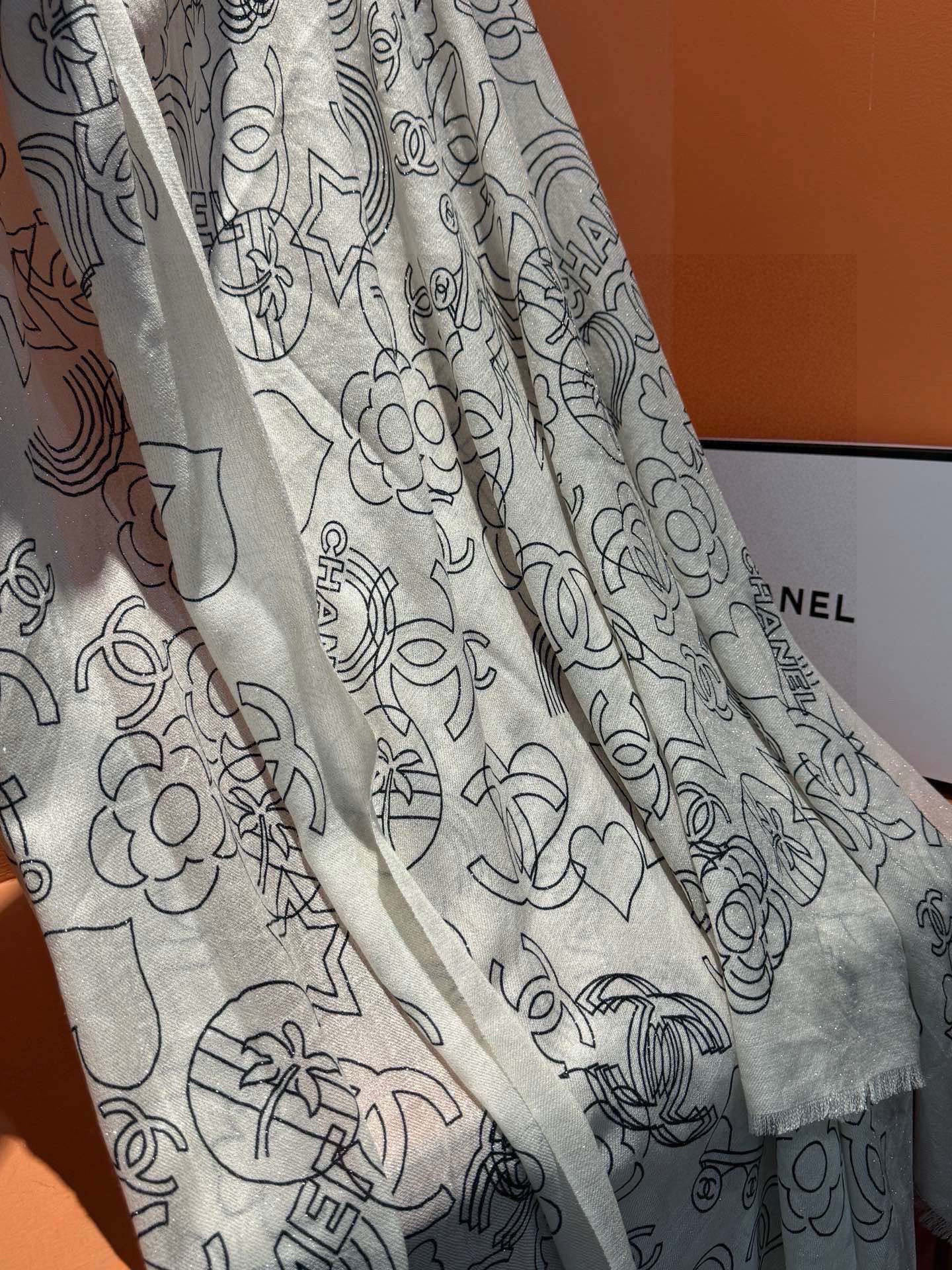 上新🌟 会发光发亮的围巾 💄💋新款客供银线💖羊绒面料长巾 😘美翻了[流泪]【小香银线图标】，御用殿堂级极