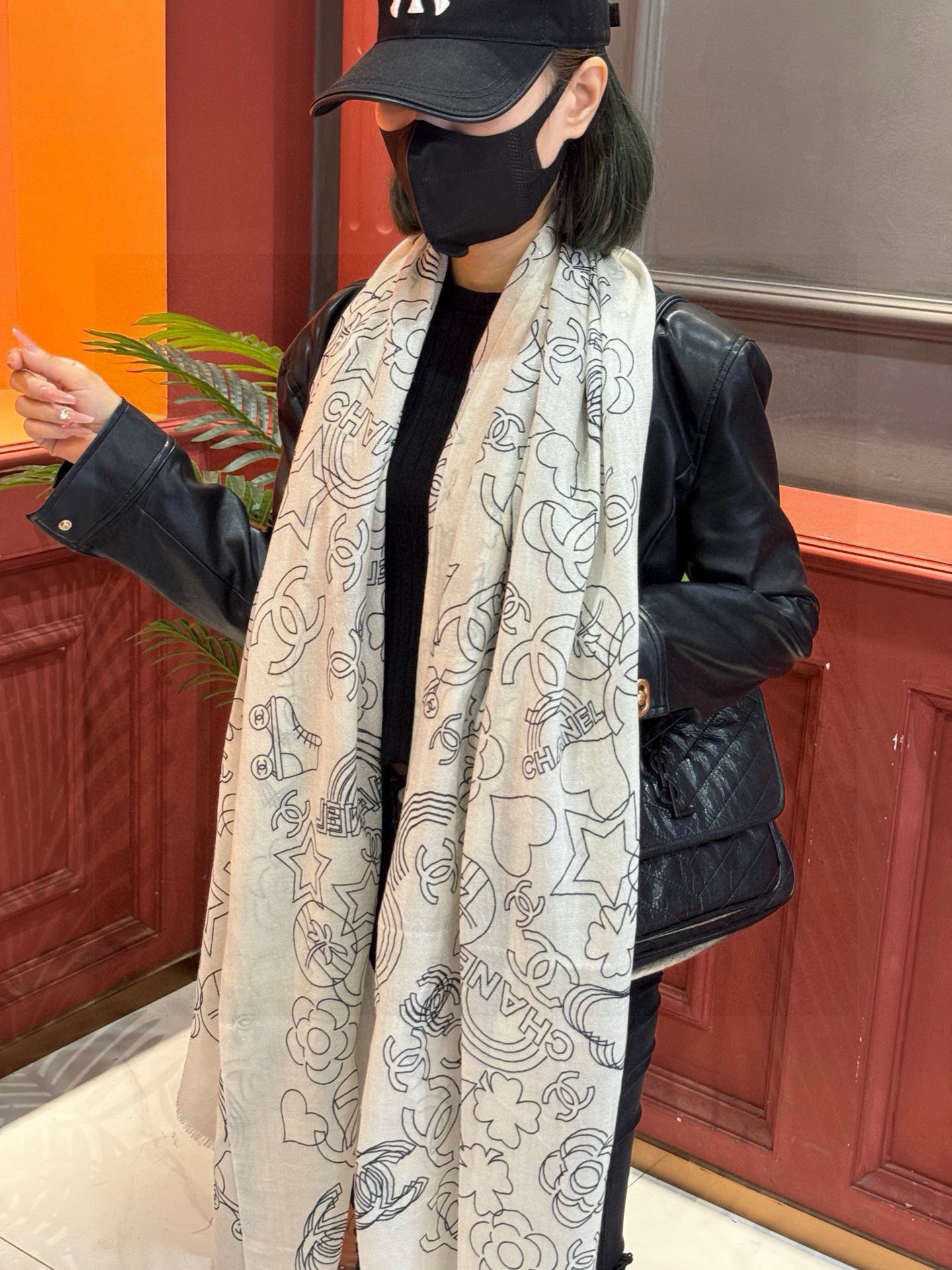 上新🌟 会发光发亮的围巾 💄💋新款客供银线💖羊绒面料长巾 😘美翻了[流泪]【小香银线图标】，御用殿堂级极