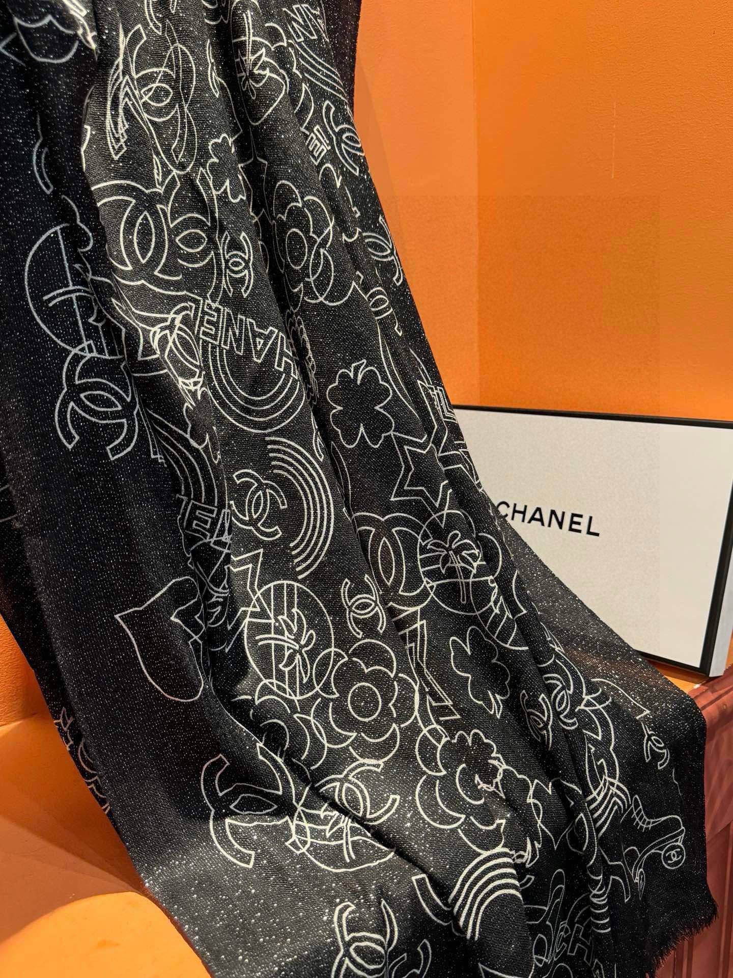 上新🌟 会发光发亮的围巾 💄💋新款客供银线💖羊绒面料长巾 😘美翻了[流泪]【小香银线图标】，御用殿堂级极